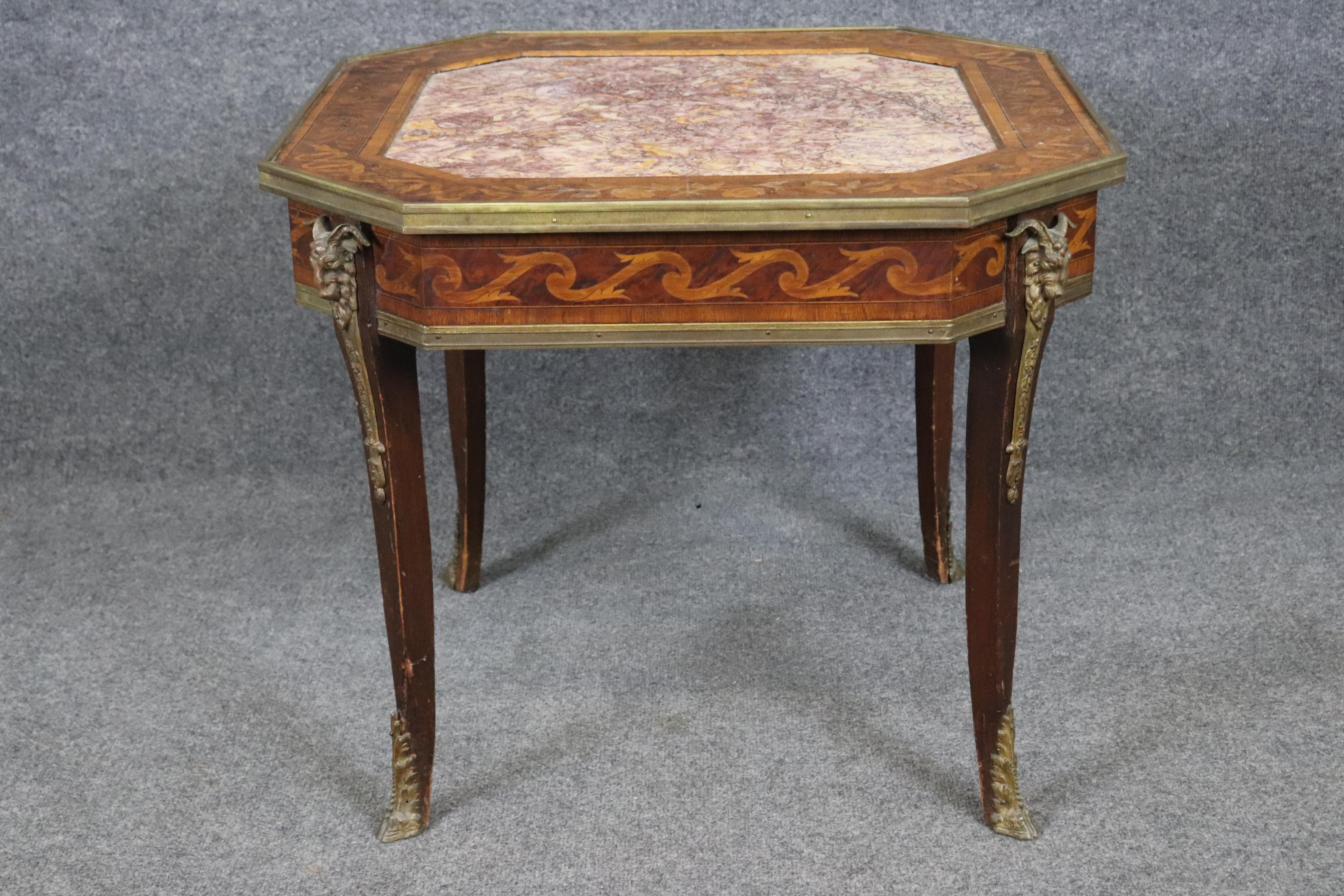 Bronze Table d'appoint en marbre et incrustation de noyer de style Louis XV à monture de bronze en vente