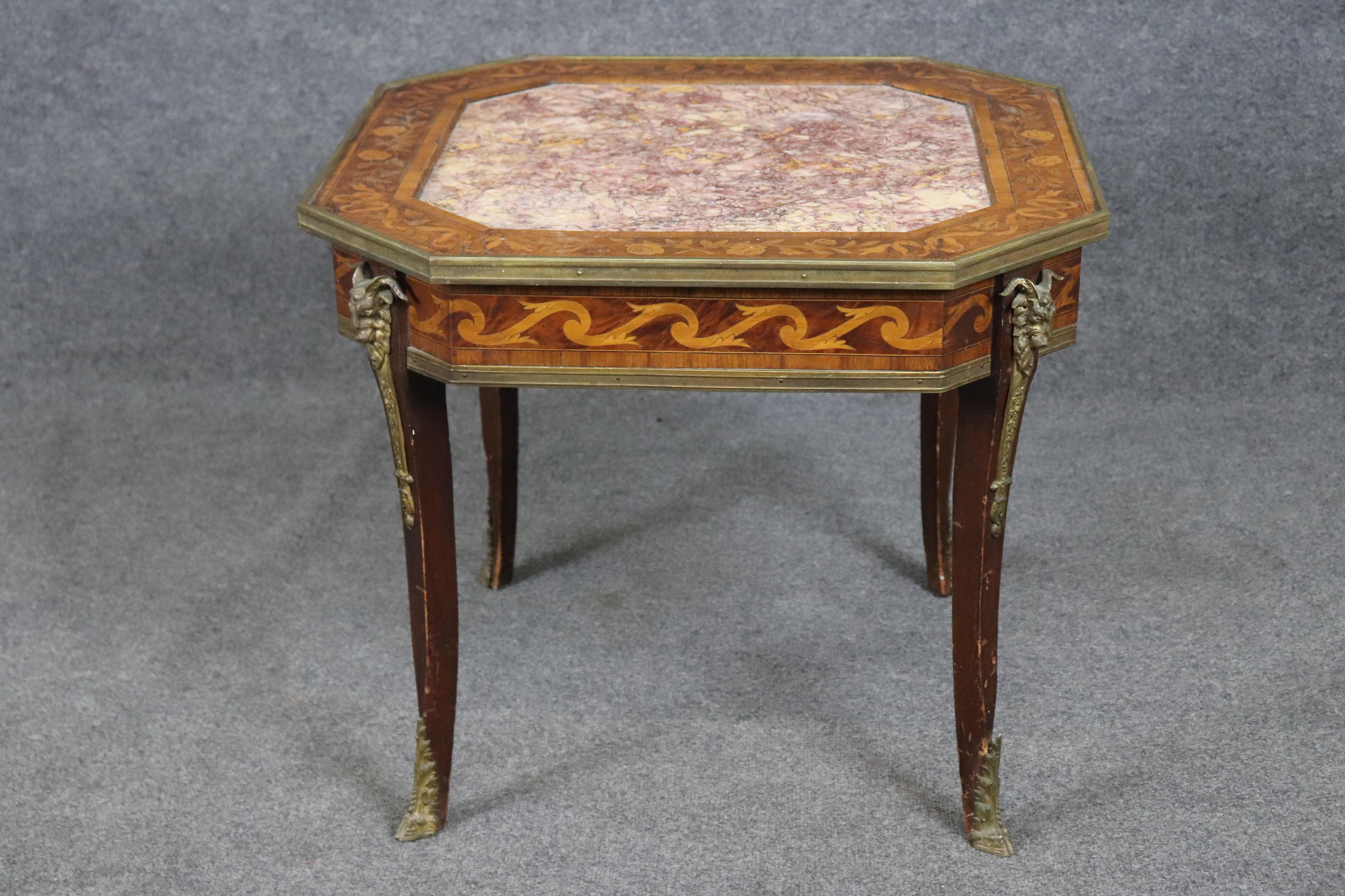 Table d'appoint en marbre et incrustation de noyer de style Louis XV à monture de bronze en vente 1