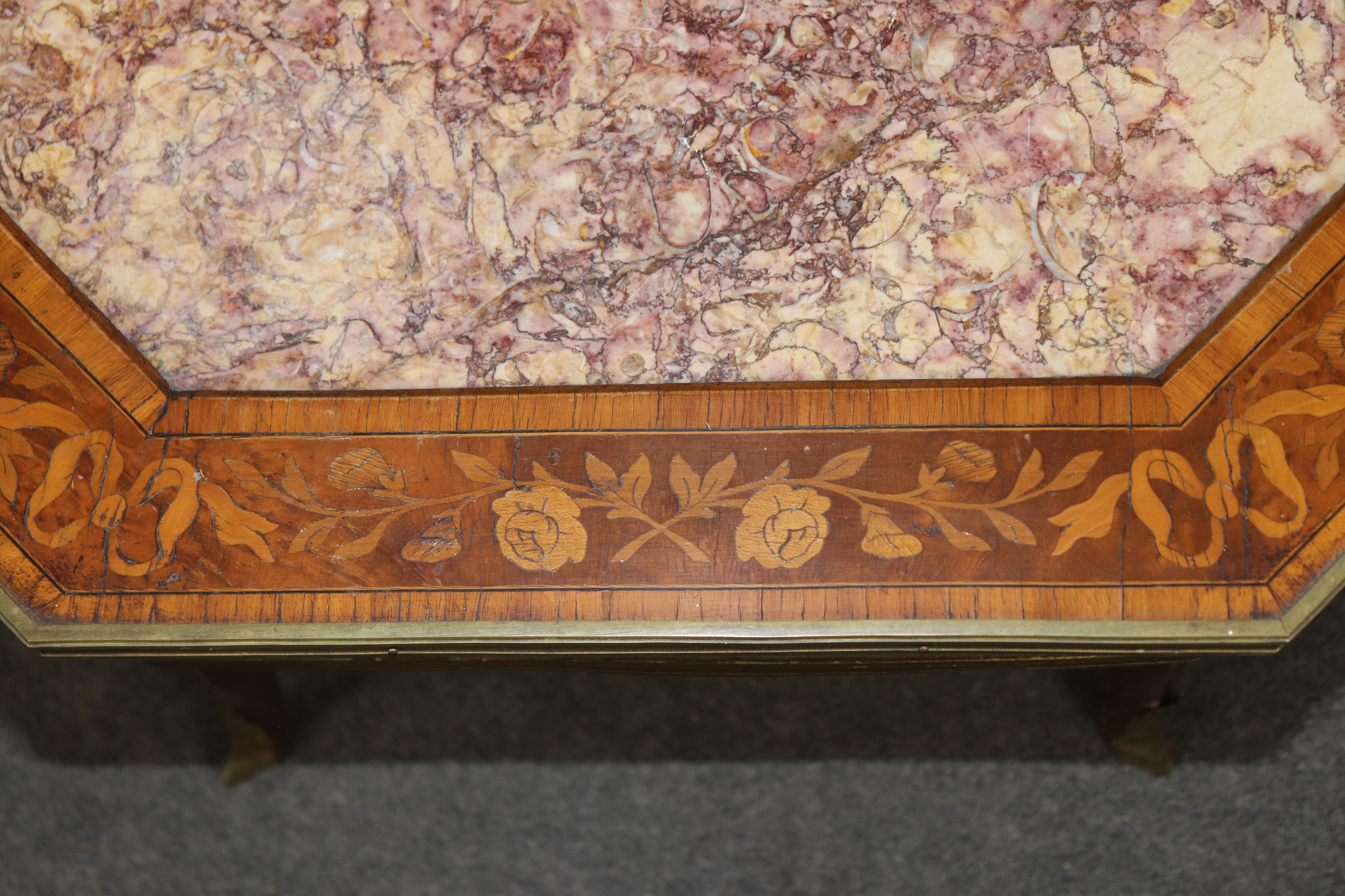 Table d'appoint en marbre et incrustation de noyer de style Louis XV à monture de bronze en vente 2