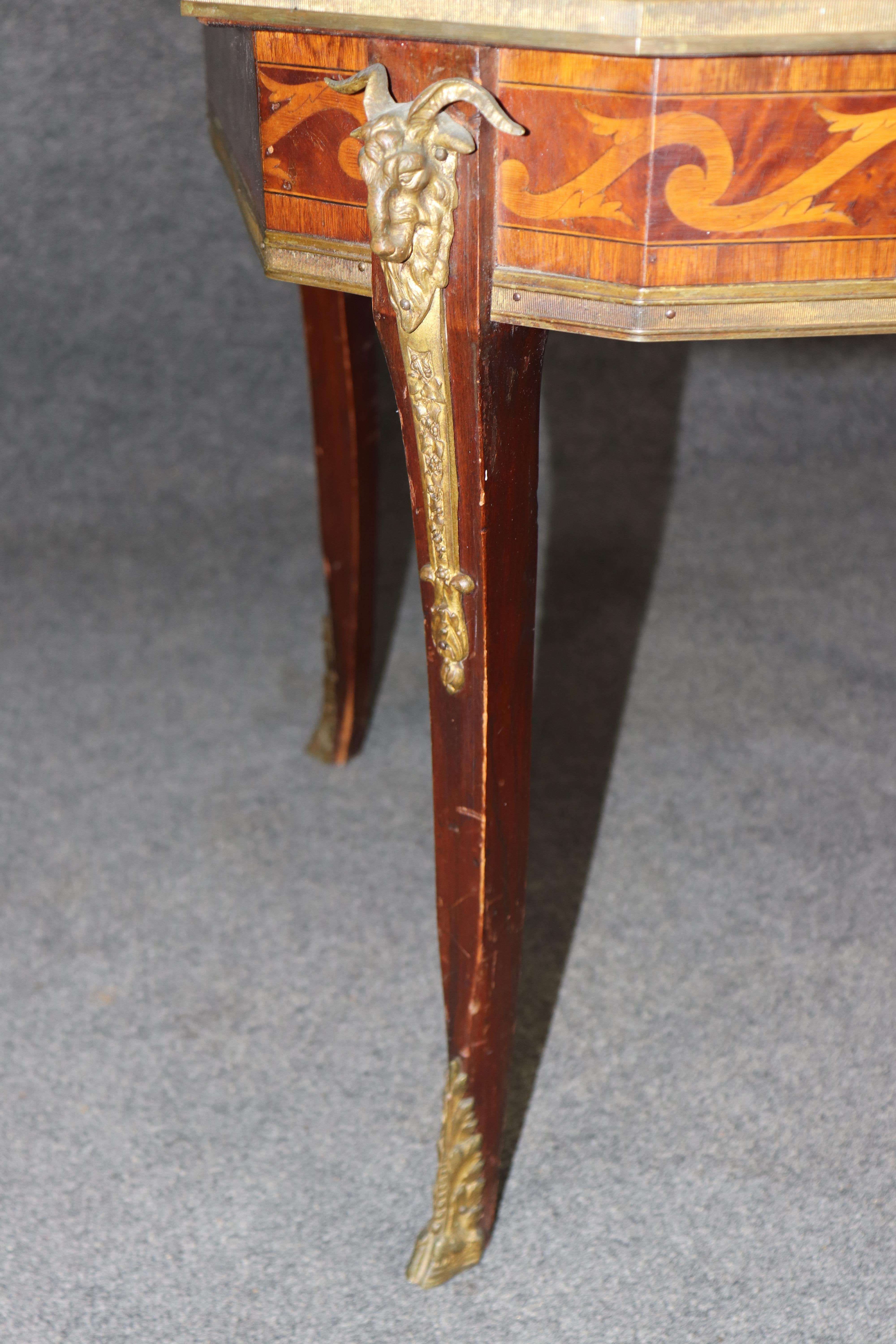 Table d'appoint en marbre et incrustation de noyer de style Louis XV à monture de bronze en vente 3