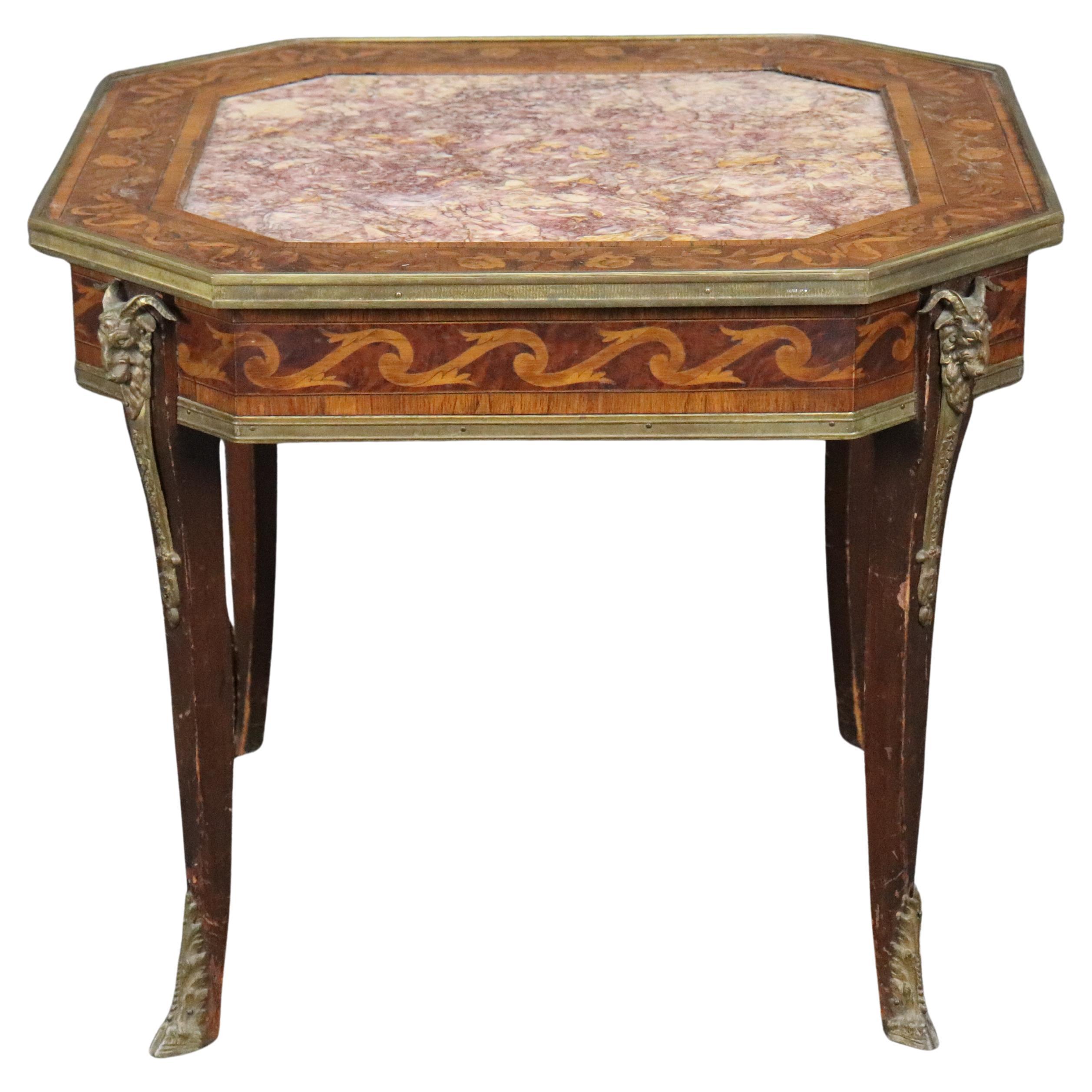 Table d'appoint en marbre et incrustation de noyer de style Louis XV à monture de bronze