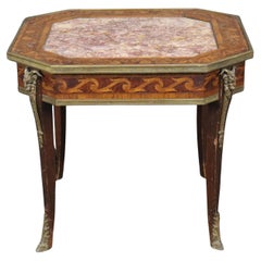 Table d'appoint en marbre et incrustation de noyer de style Louis XV à monture de bronze