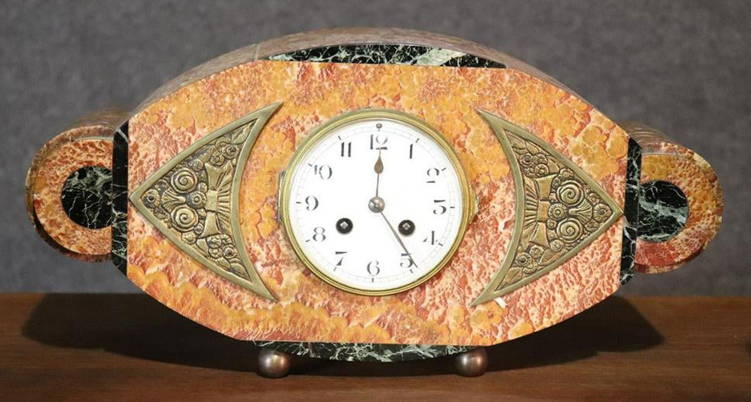 Art déco Horloge de manteau Art Déco française en marbre fin avec garnitures, circa 1920 en vente