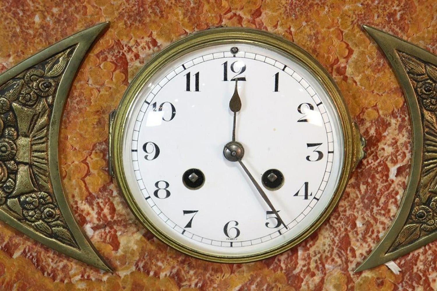 Horloge de manteau Art Déco française en marbre fin avec garnitures, circa 1920 Bon état - En vente à Swedesboro, NJ