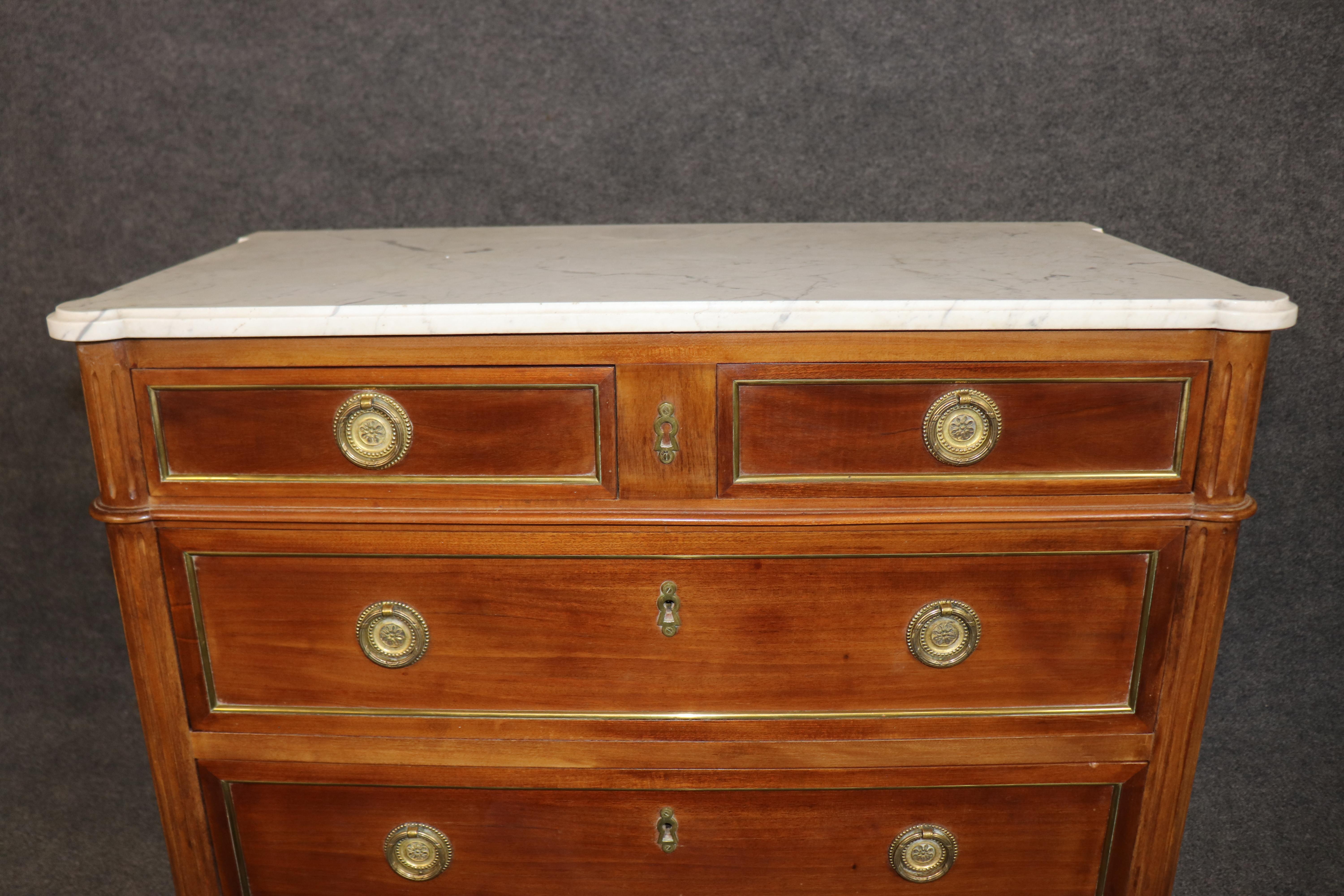 Fine Marble Top French Directoire Louis XVI Walnut Brass Inlaid Commode en venta 3