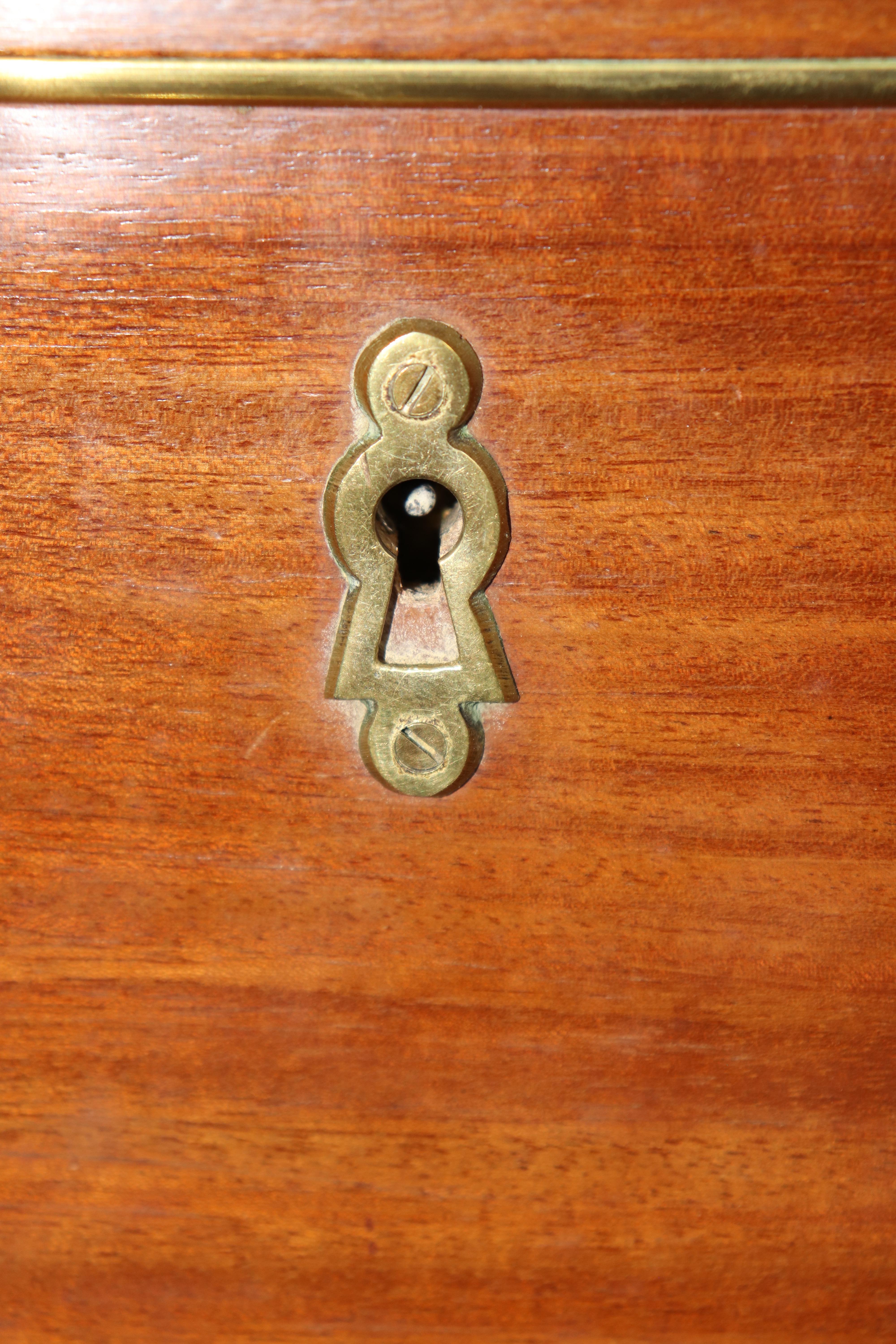 Fine Marble Top French Directoire Louis XVI Walnut Brass Inlaid Commode en venta 4