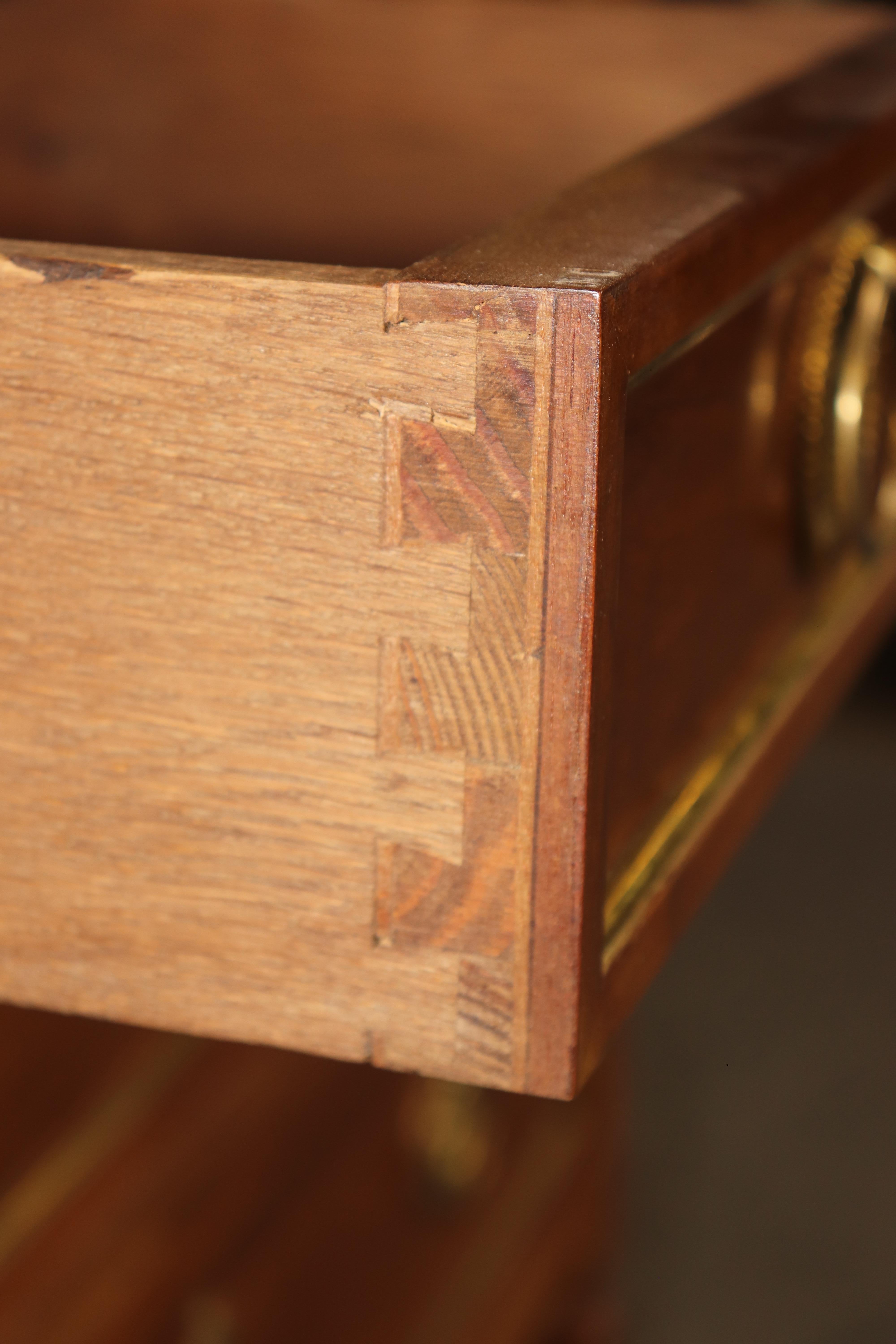 Fine Marble Top French Directoire Louis XVI Walnut Brass Inlaid Commode en venta 5