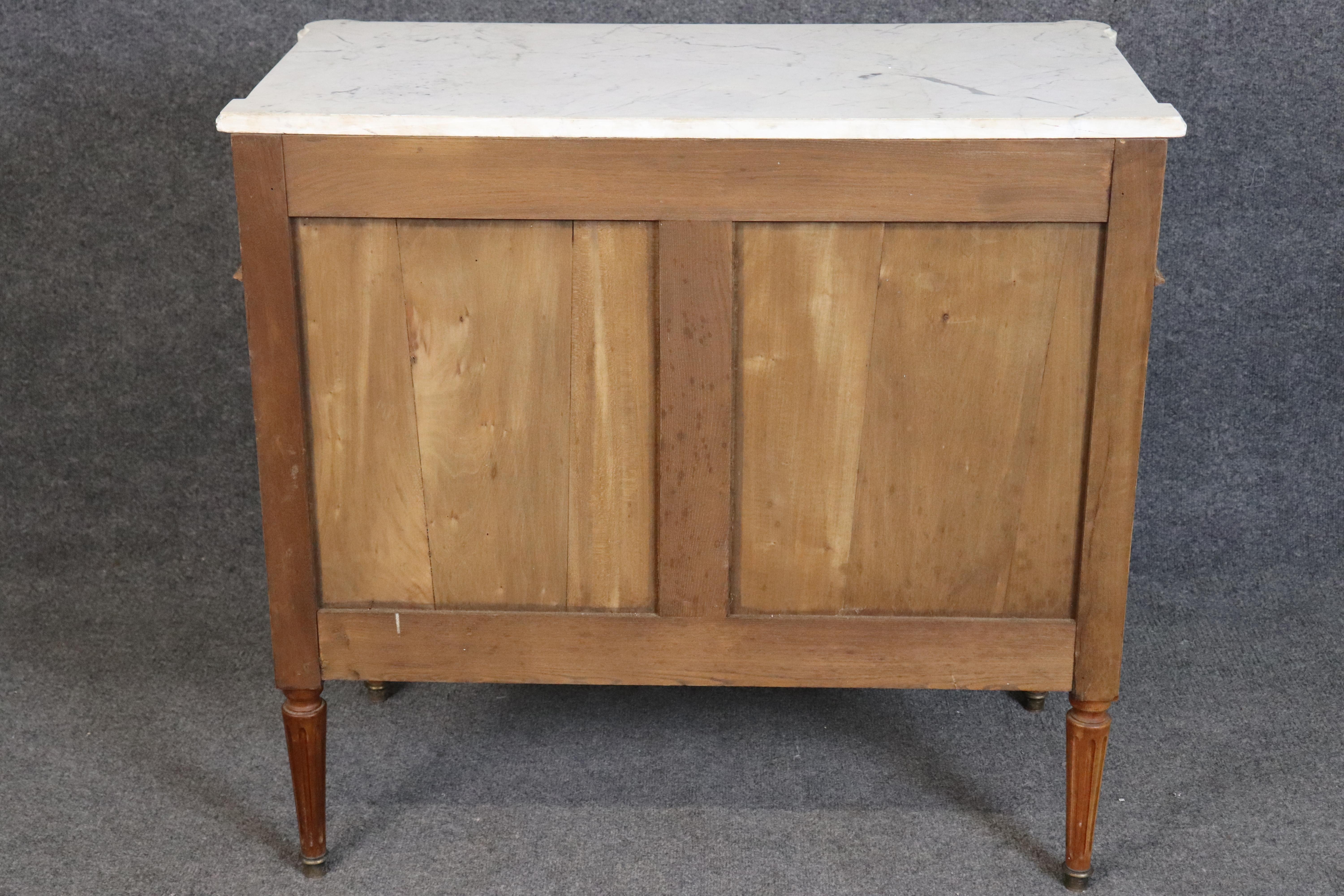 Fine Marble Top French Directoire Louis XVI Walnut Brass Inlaid Commode en venta 6