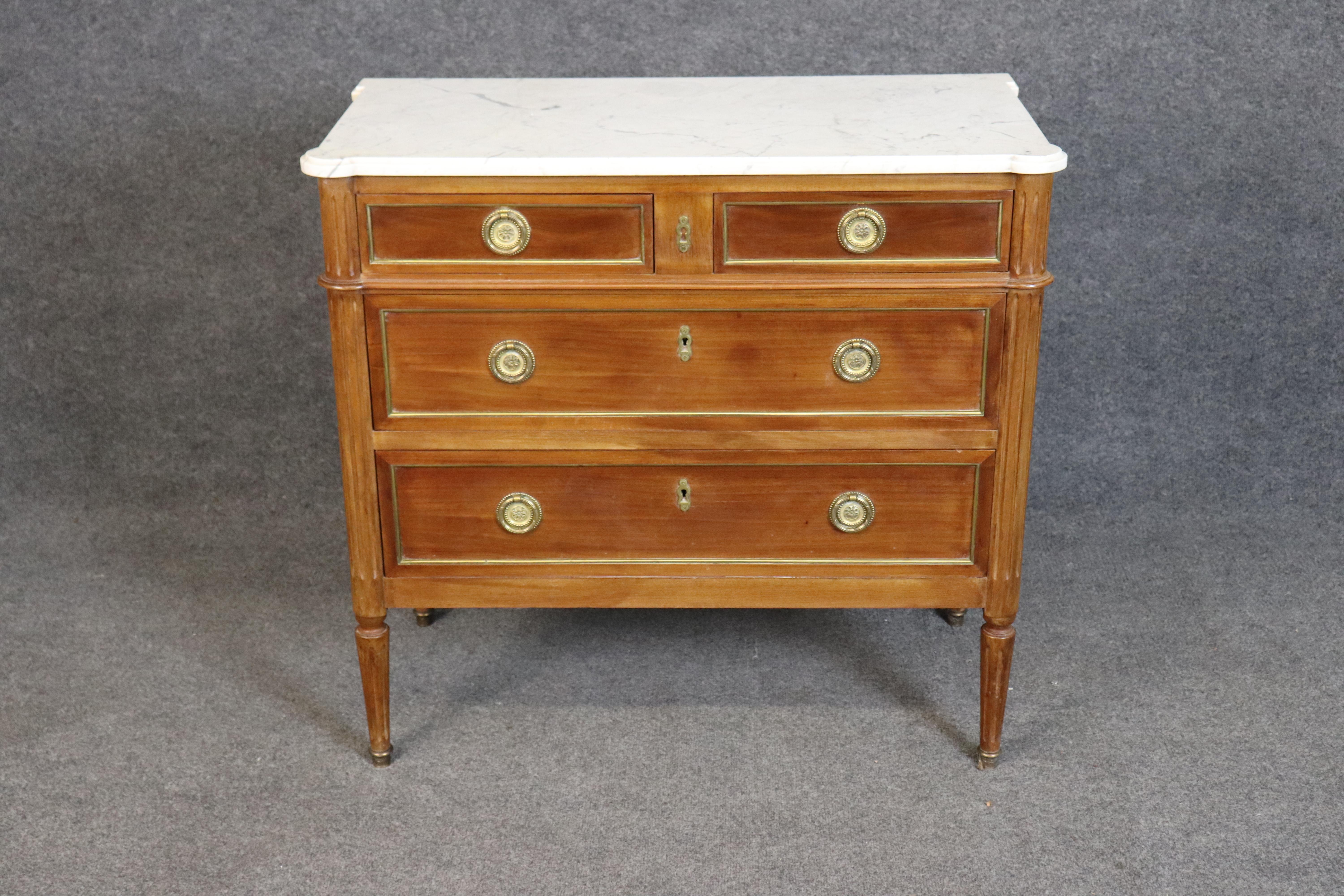Fine Marble Top French Directoire Louis XVI Walnut Brass Inlaid Commode Directorio en venta