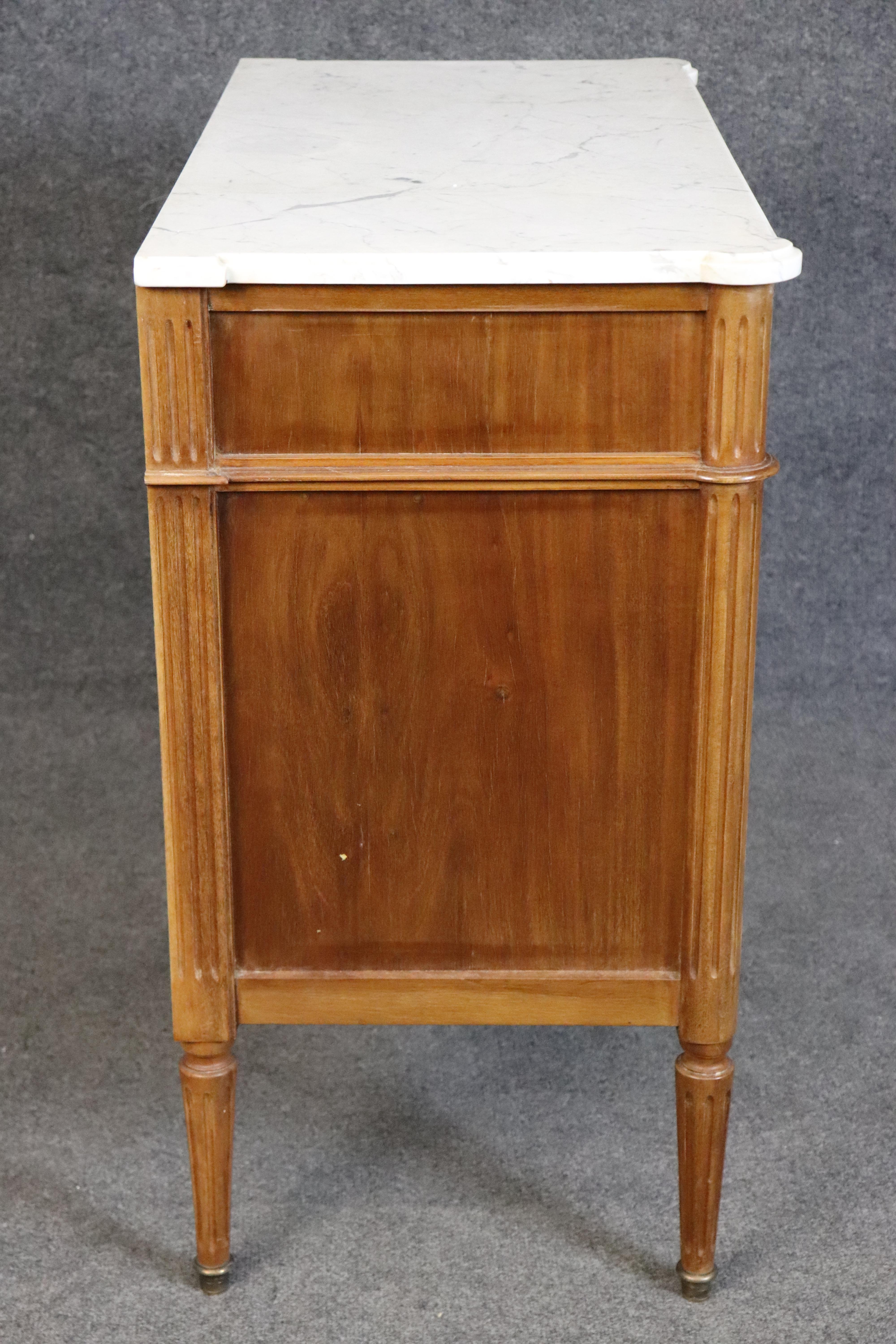 Fine Marble Top French Directoire Louis XVI Walnut Brass Inlaid Commode Francés en venta