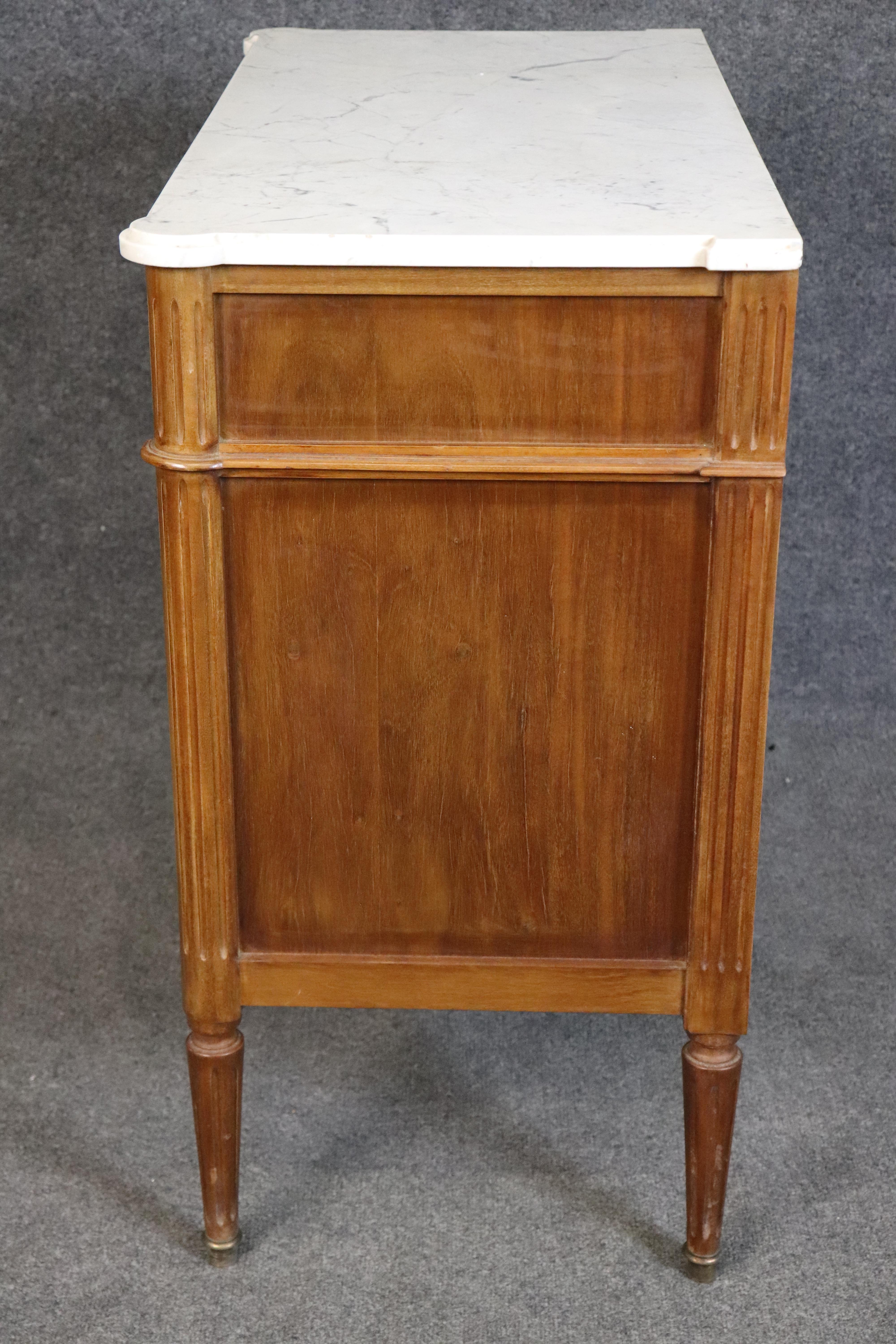 Fine Marble Top French Directoire Louis XVI Walnut Brass Inlaid Commode en Bueno estado para la venta en Swedesboro, NJ