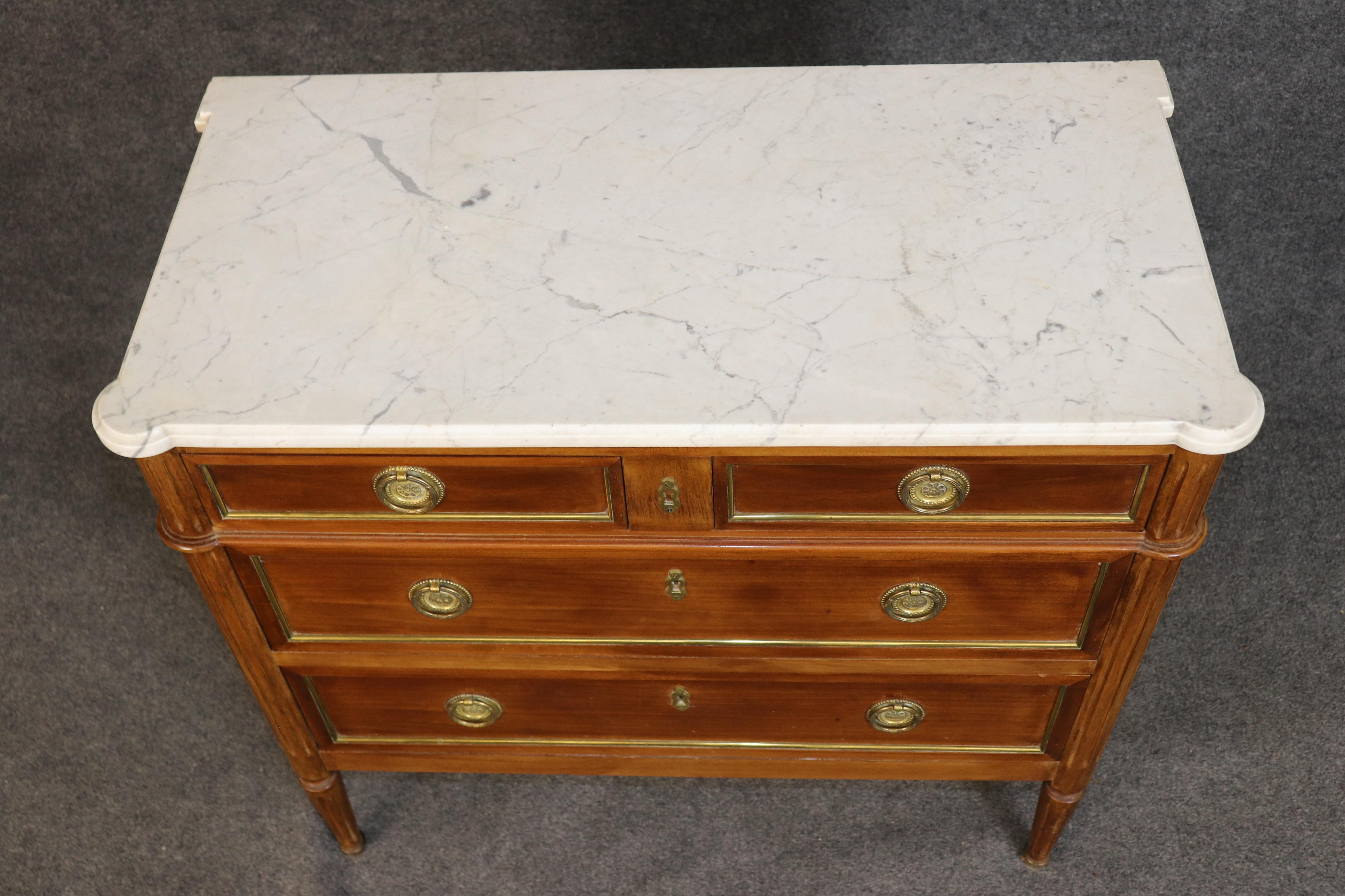 Fine Marble Top French Directoire Louis XVI Walnut Brass Inlaid Commode mediados del siglo XX en venta
