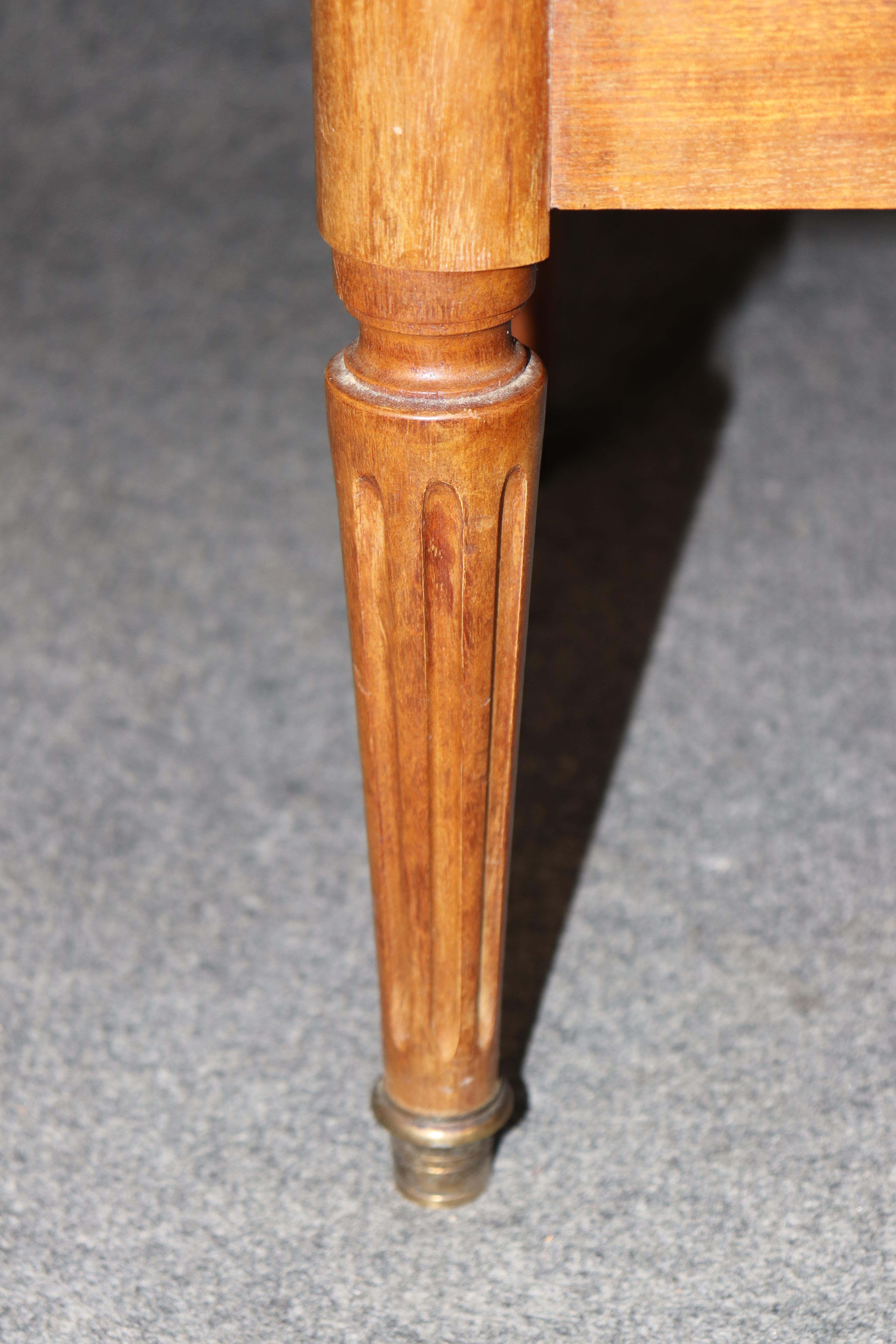Fine Marble Top French Directoire Louis XVI Walnut Brass Inlaid Commode Latón en venta