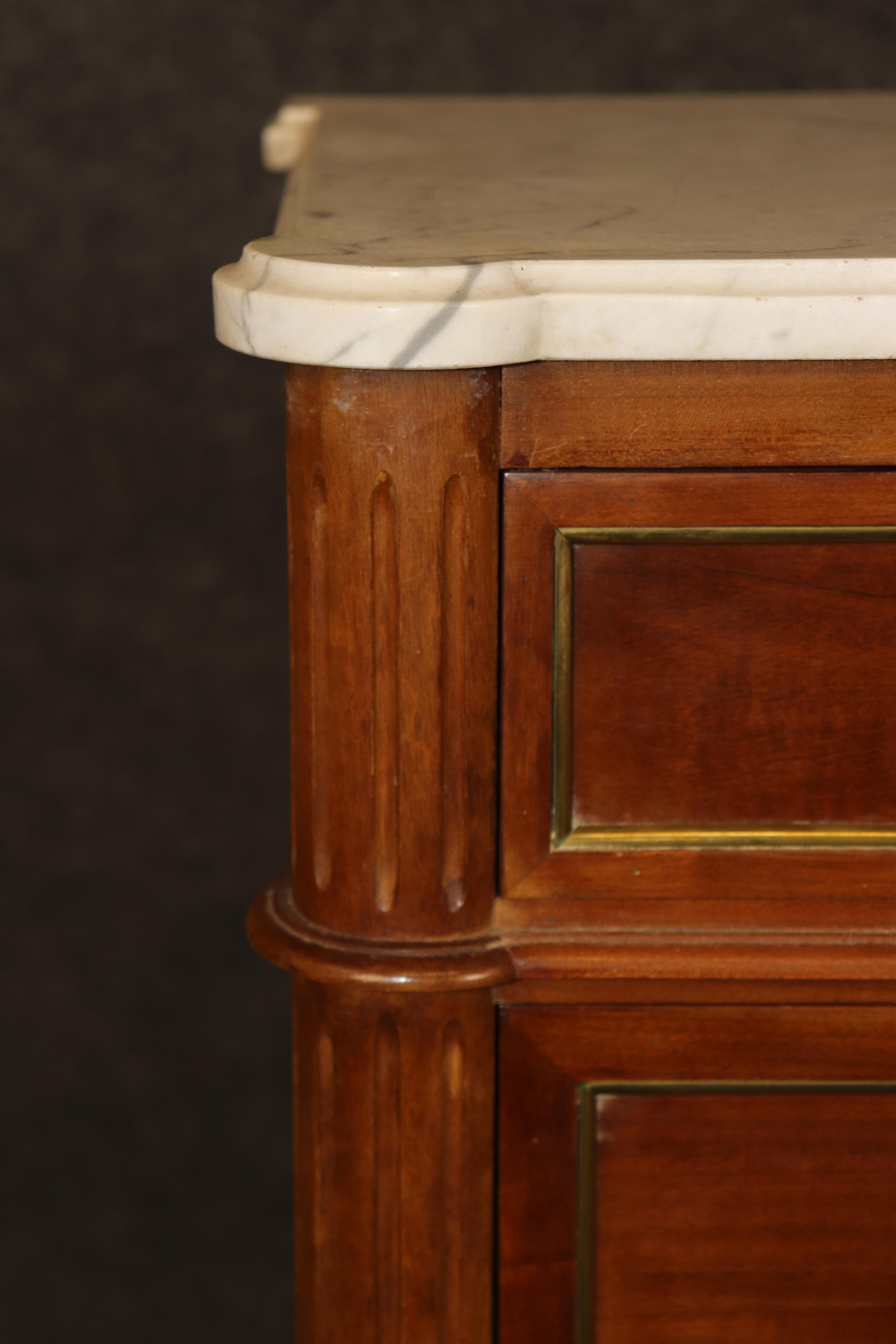 Fine Marble Top French Directoire Louis XVI Walnut Brass Inlaid Commode en venta 1