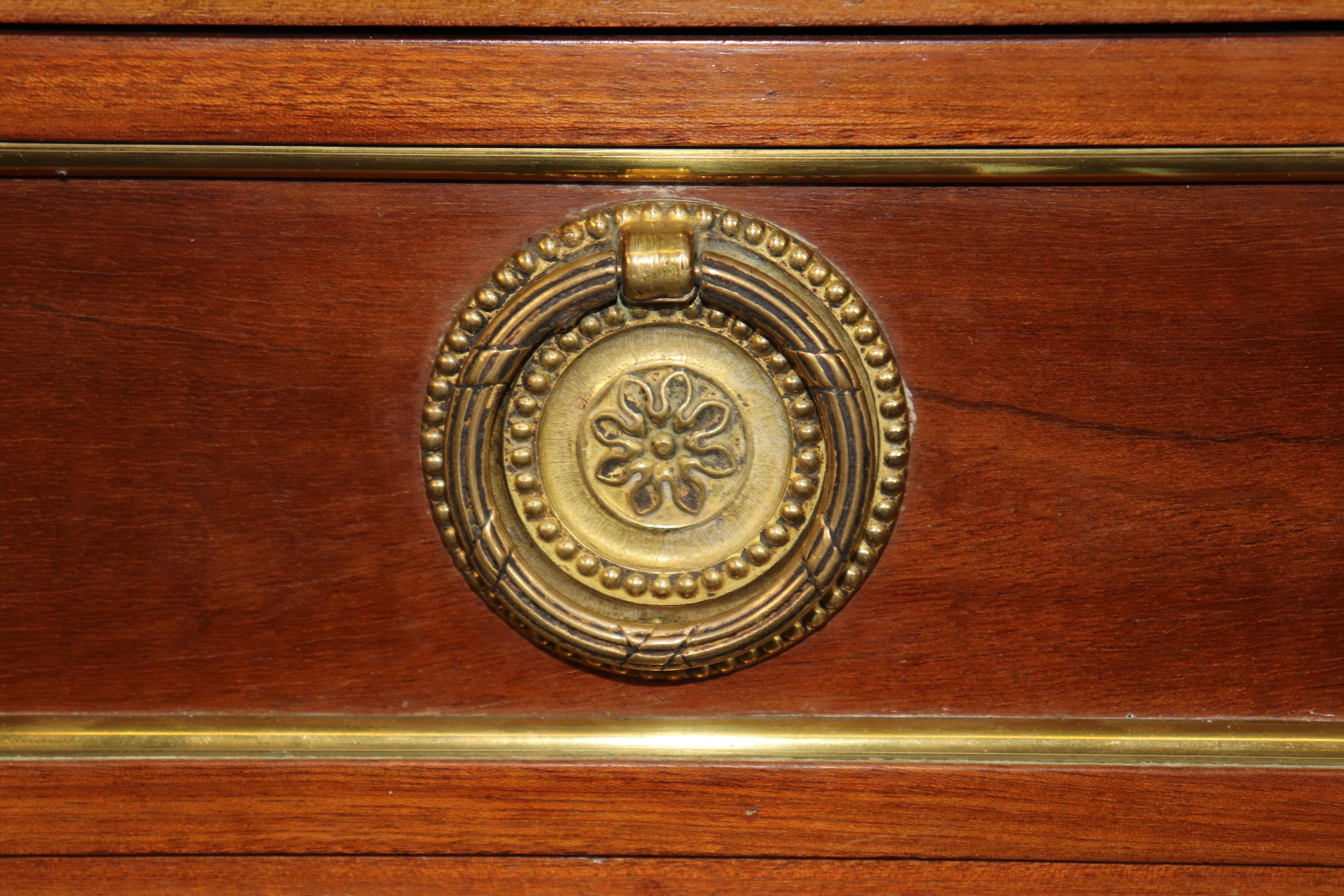 Fine Marble Top French Directoire Louis XVI Walnut Brass Inlaid Commode en venta 2