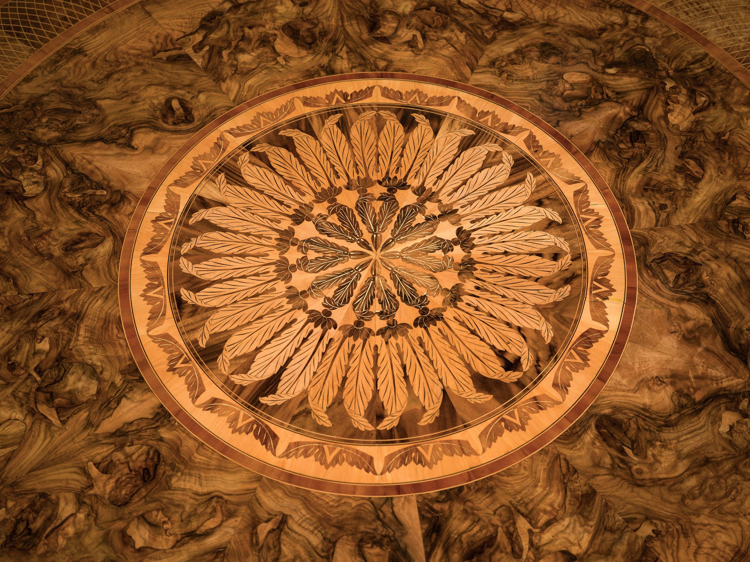 XIXe siècle Table centrale italienne en marqueterie fine en vente