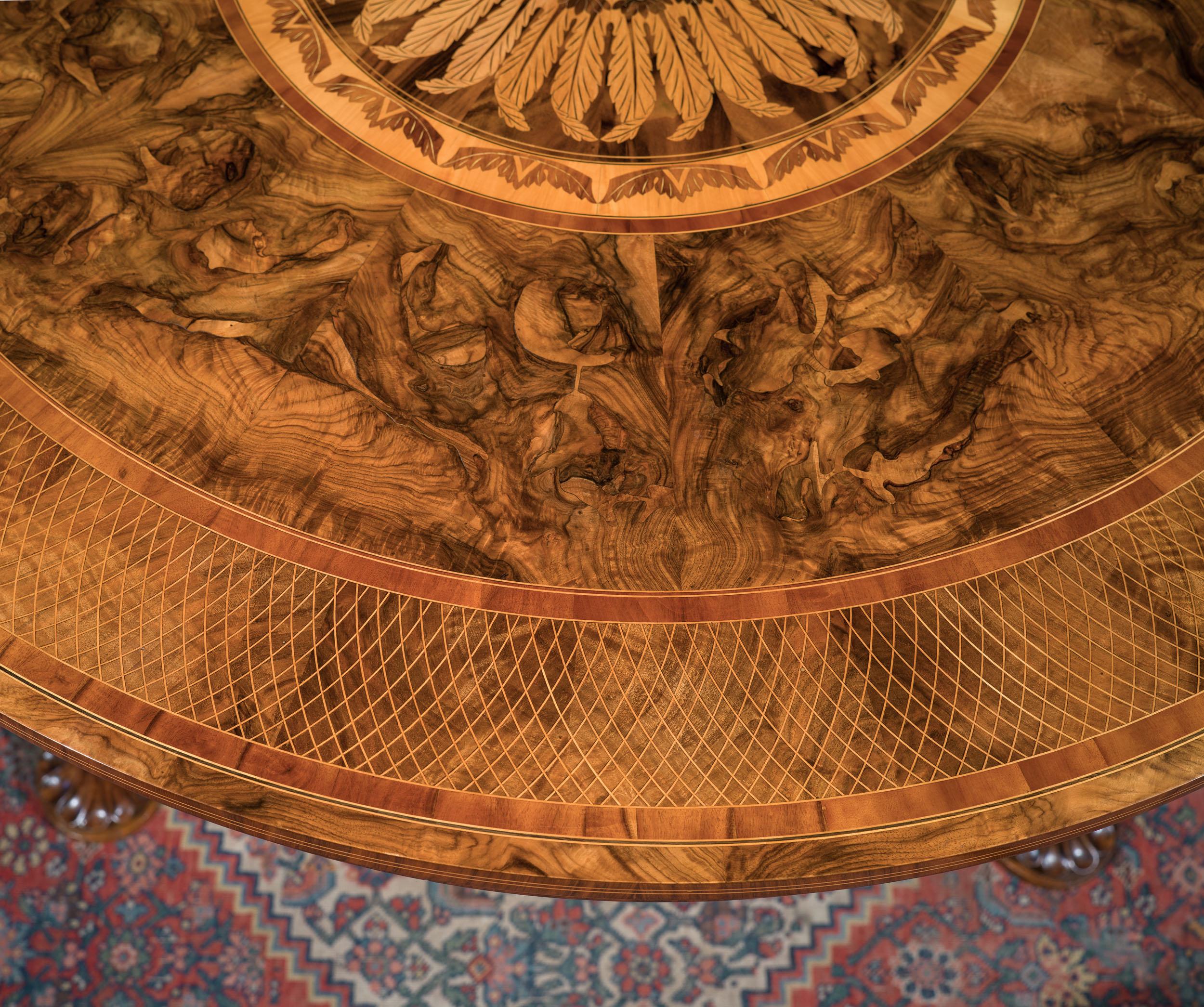 Noyer Table centrale italienne en marqueterie fine en vente