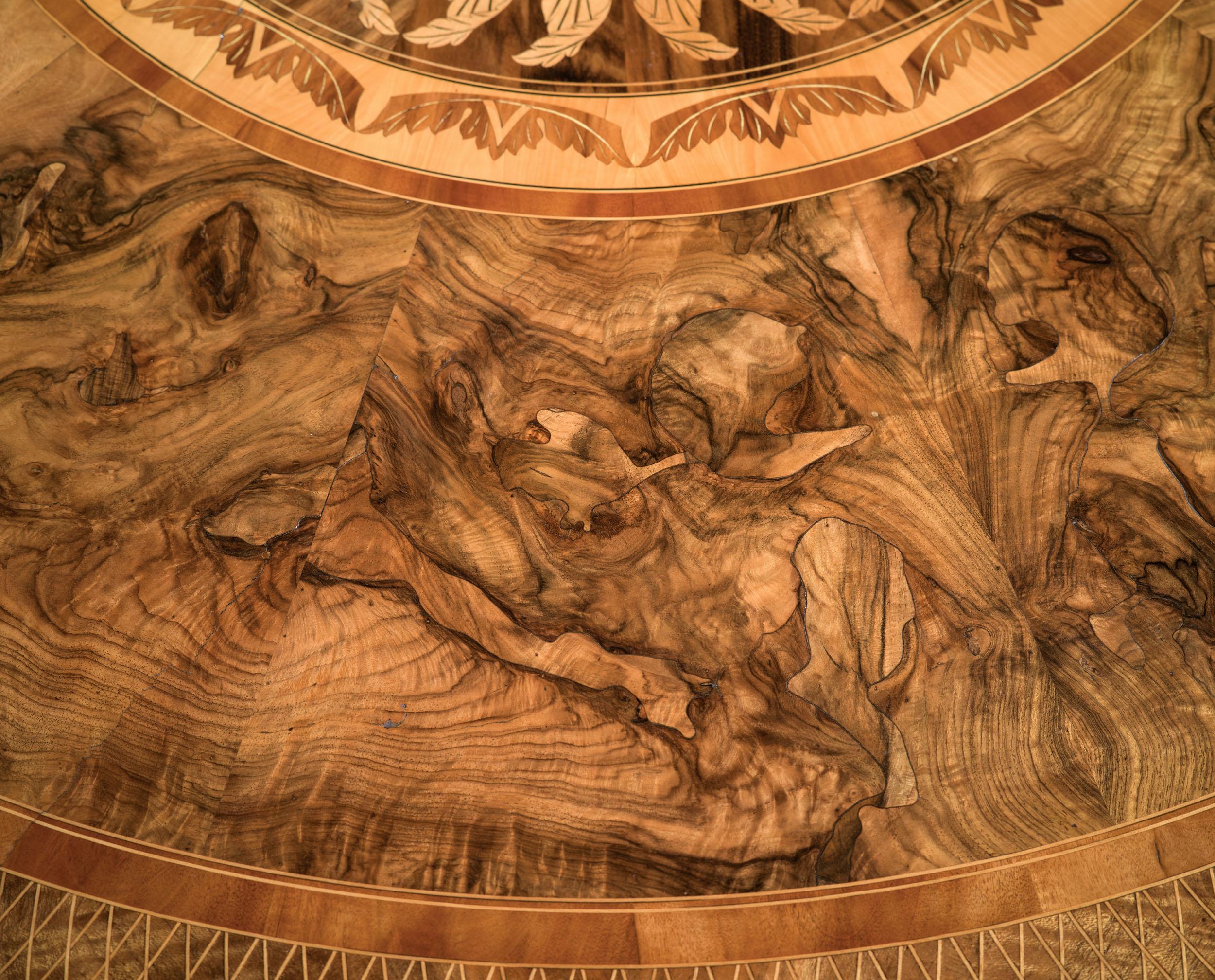 Table centrale italienne en marqueterie fine en vente 3