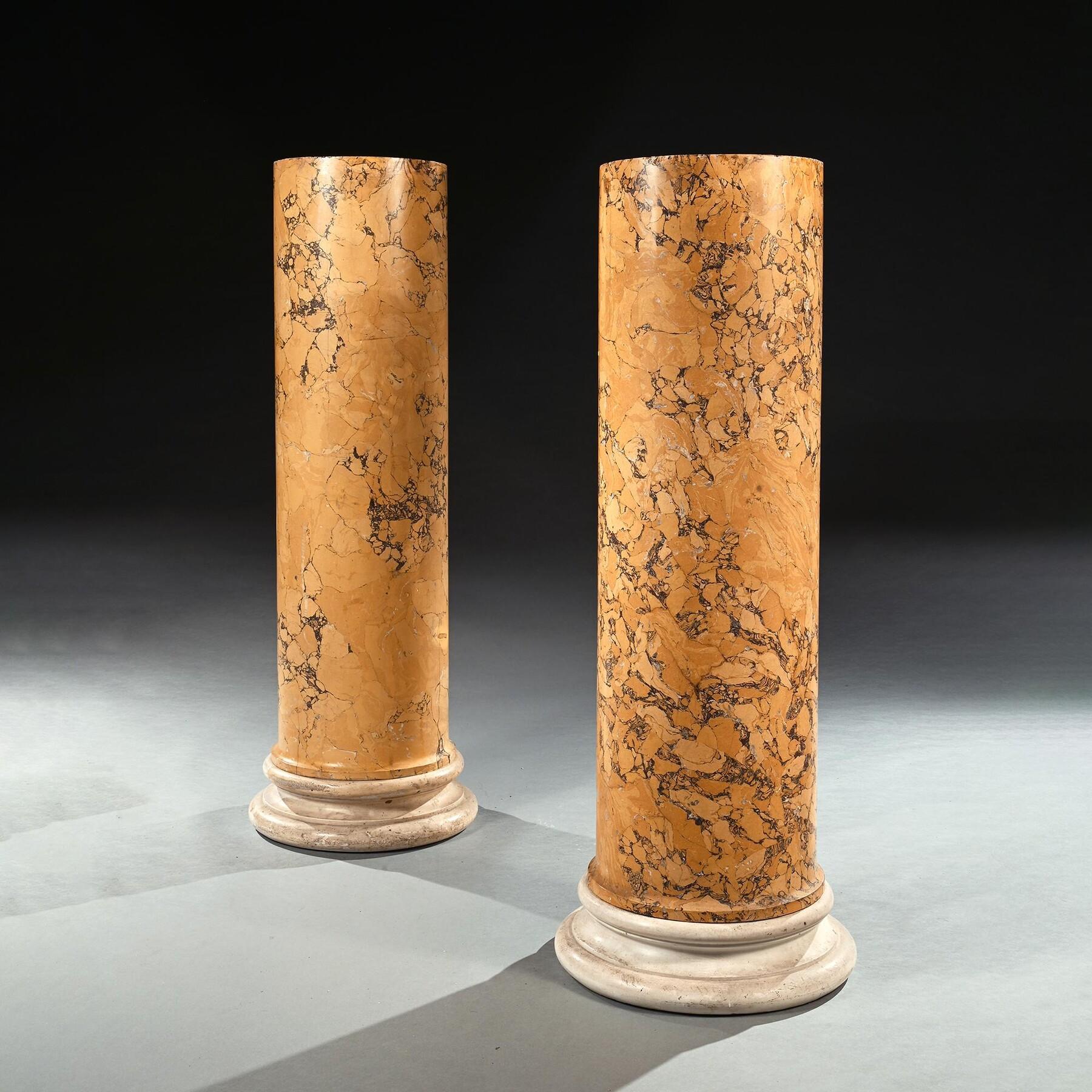 Paire de colonnes italiennes Scagliola du XIXe siècle en imitation de marbre de Sienne, d'excellente qualité, couleur et proportions, d'un diamètre de 40 cm.  

Disponibles à l'achat ensemble ou séparément.



Italien Circa 1860



Provenance

La