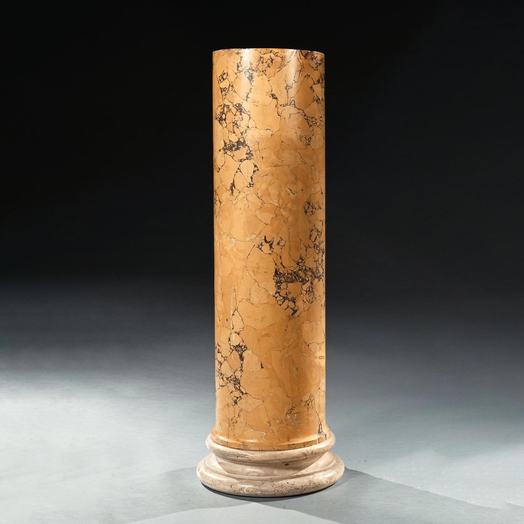 XIXe siècle Paire assortie de colonnes en marbre italien Scagliola Siena du 19ème siècle en vente