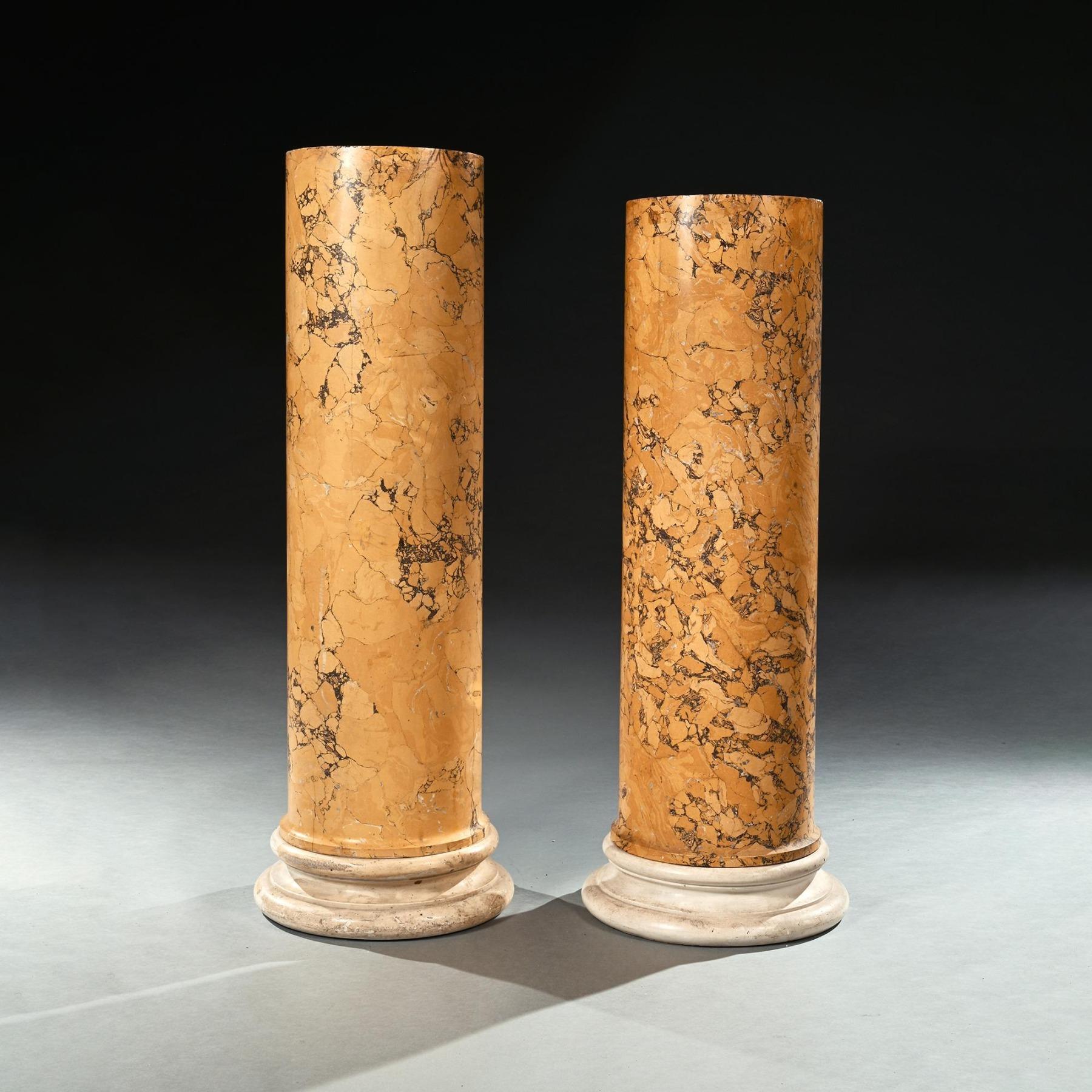 Marbre Paire assortie de colonnes en marbre italien Scagliola Siena du 19ème siècle en vente