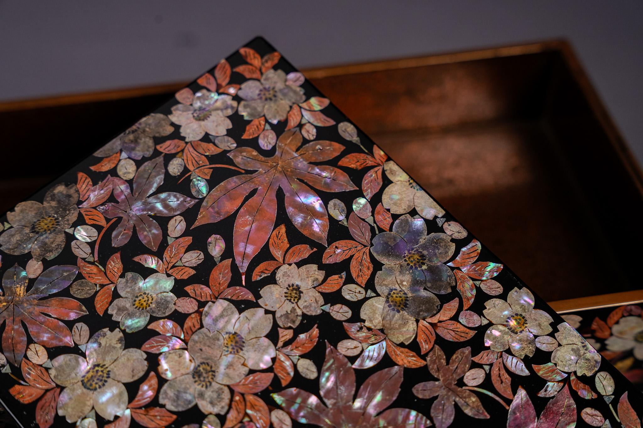 Feine Lackdose mit Perlmutt-Intarsien aus der Meiji-Zeit im Angebot 4