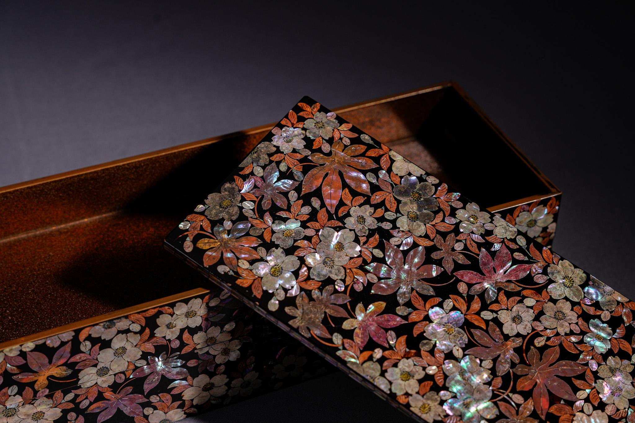 Feine Lackdose mit Perlmutt-Intarsien aus der Meiji-Zeit im Angebot 5