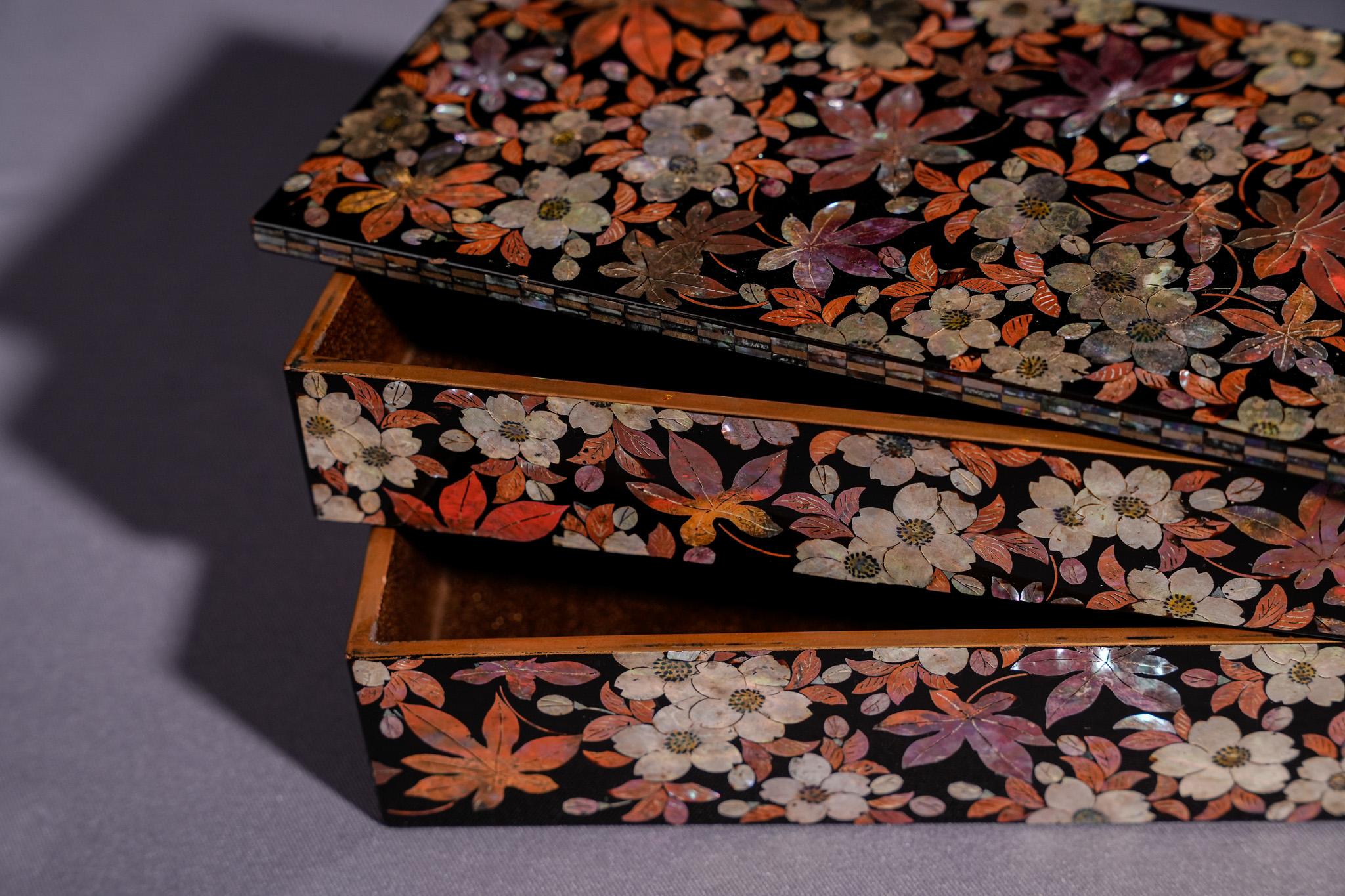 Feine Lackdose mit Perlmutt-Intarsien aus der Meiji-Zeit im Angebot 6