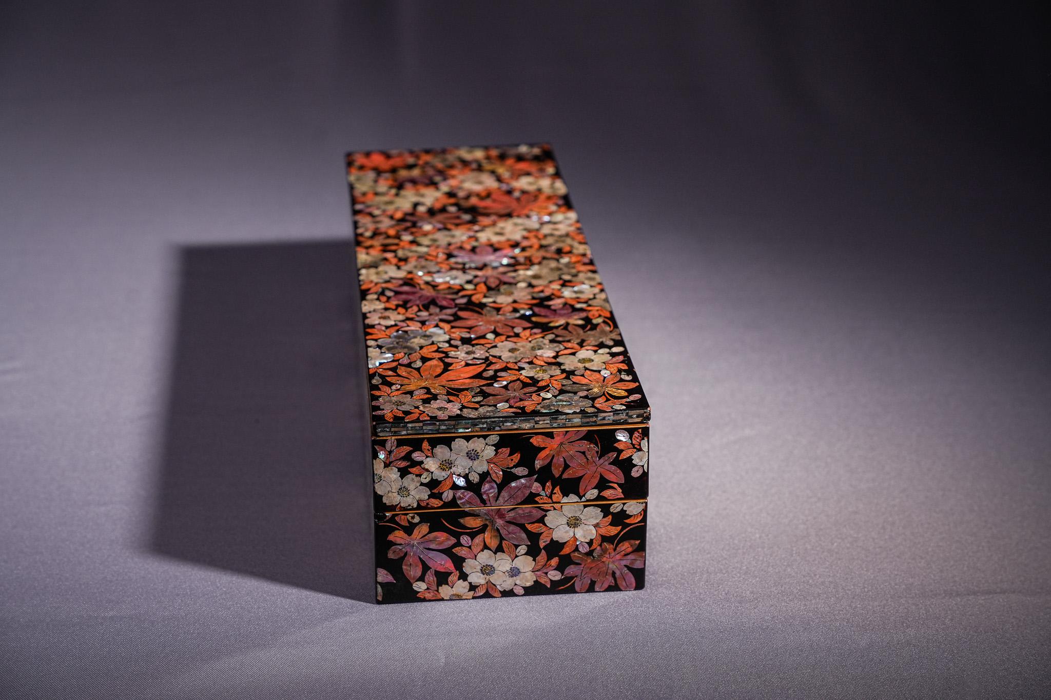 Feine Lackdose mit Perlmutt-Intarsien aus der Meiji-Zeit (Japanisch) im Angebot