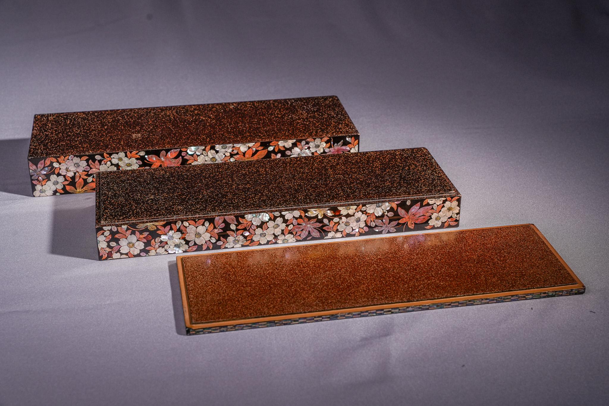 Feine Lackdose mit Perlmutt-Intarsien aus der Meiji-Zeit (19. Jahrhundert) im Angebot