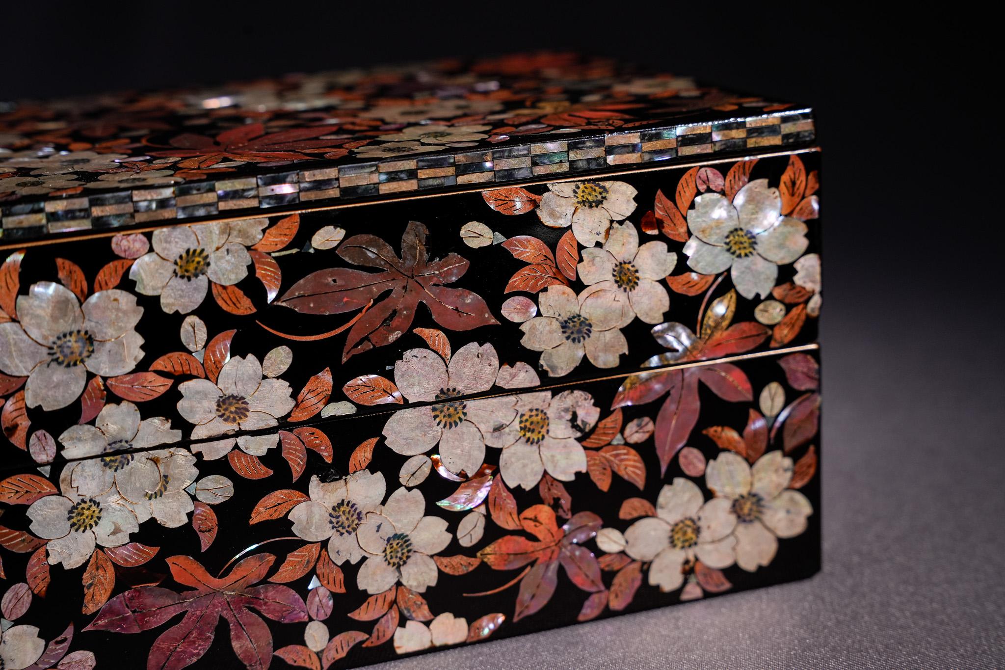 Feine Lackdose mit Perlmutt-Intarsien aus der Meiji-Zeit im Angebot 1