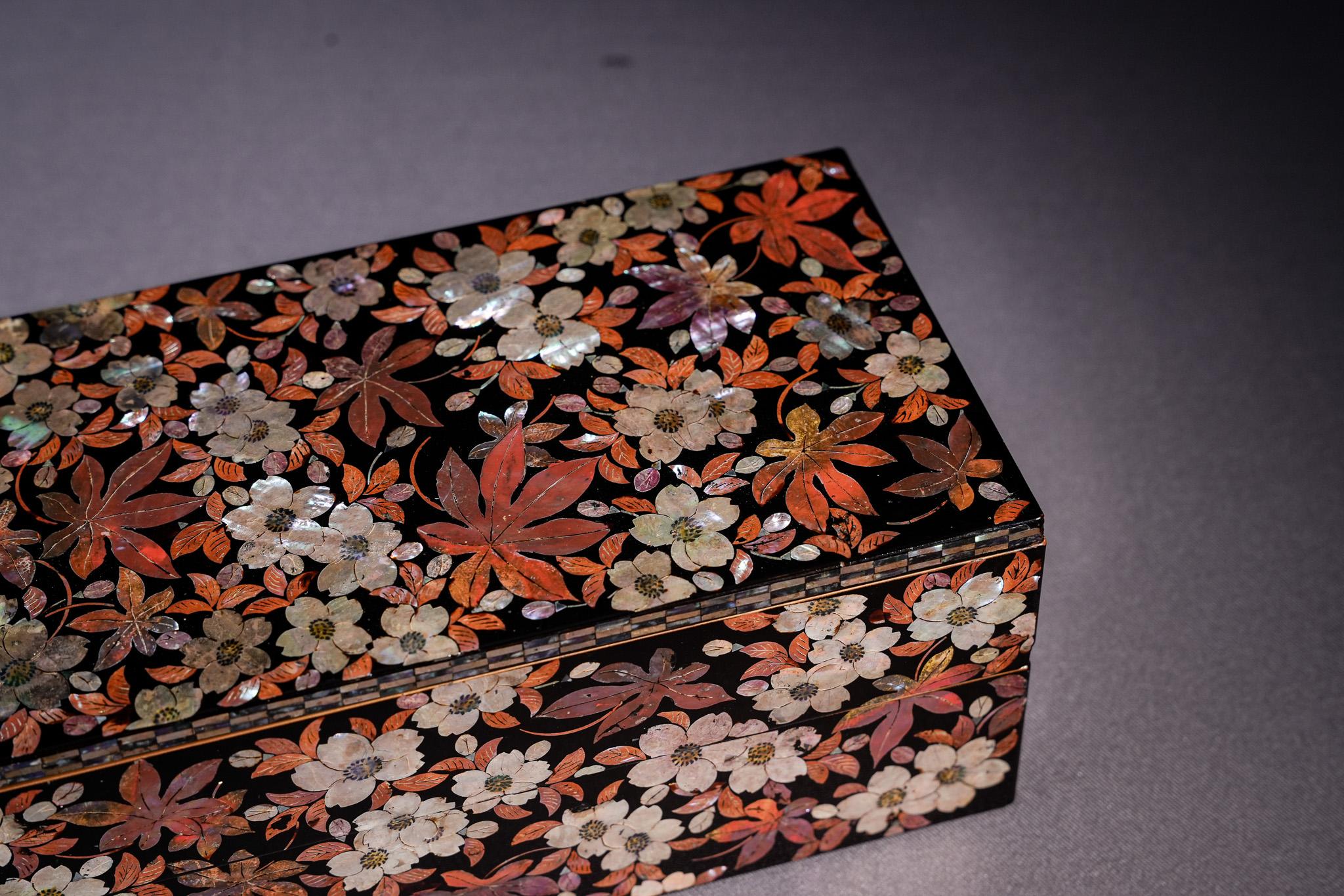 Feine Lackdose mit Perlmutt-Intarsien aus der Meiji-Zeit im Angebot 2