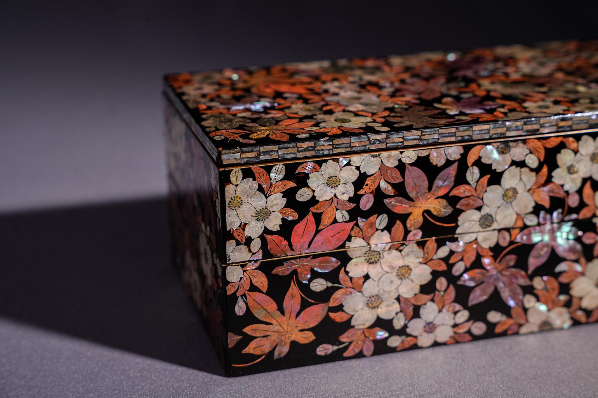 Feine Lackdose mit Perlmutt-Intarsien aus der Meiji-Zeit im Angebot 3