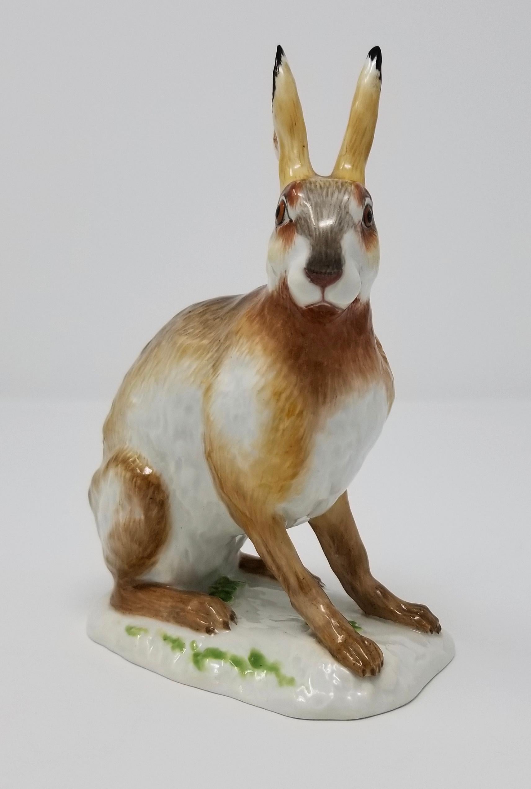 Figurine de lapin en porcelaine de Meissen, d'après un modèle de J.J. Kandler ; avec des épées doubles croisées en bleu, marque sous glaçure incluant un point bleu entre les épées, indiquant la période de Pfeiffer. Cette figure très réaliste d'un