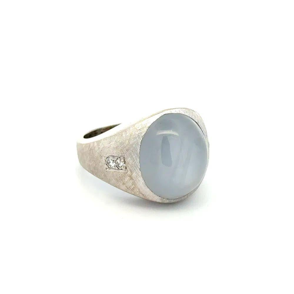 Handsome High-Quality Gent's Blue Star Sapphire and Diamond Gold Vintage Mid Century Modern Ring. In der Mitte befindet sich ein sicher eingebetteter, von Hand gefasster 18-Karat-Awesome Grey Star Sapphire. Akzentuiert durch 0,08 tcw runde Diamanten