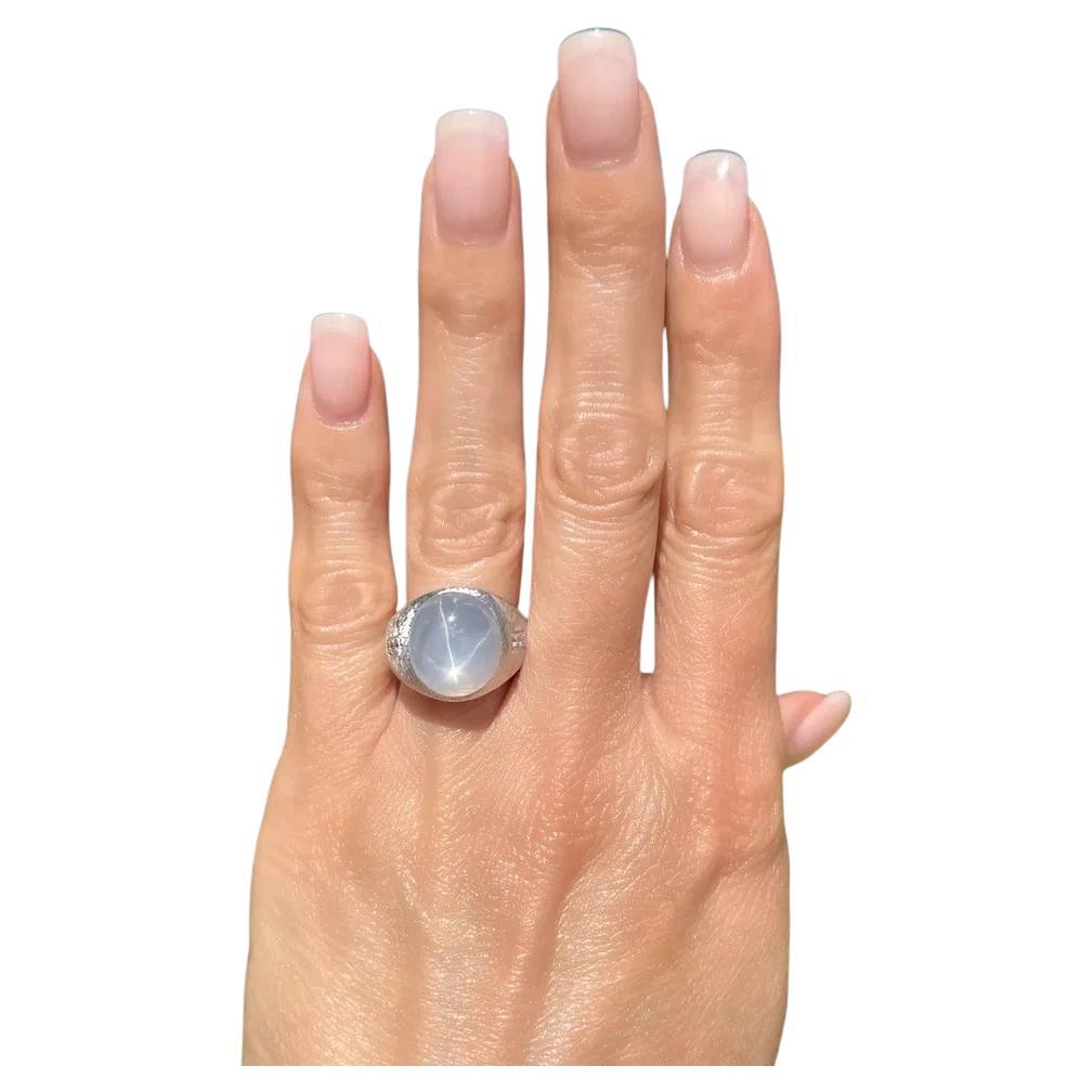 Feiner Herrenring 18 Karat Grau Blauer Stern Saphir und Diamant Gold Vintage By (Modernistisch) im Angebot