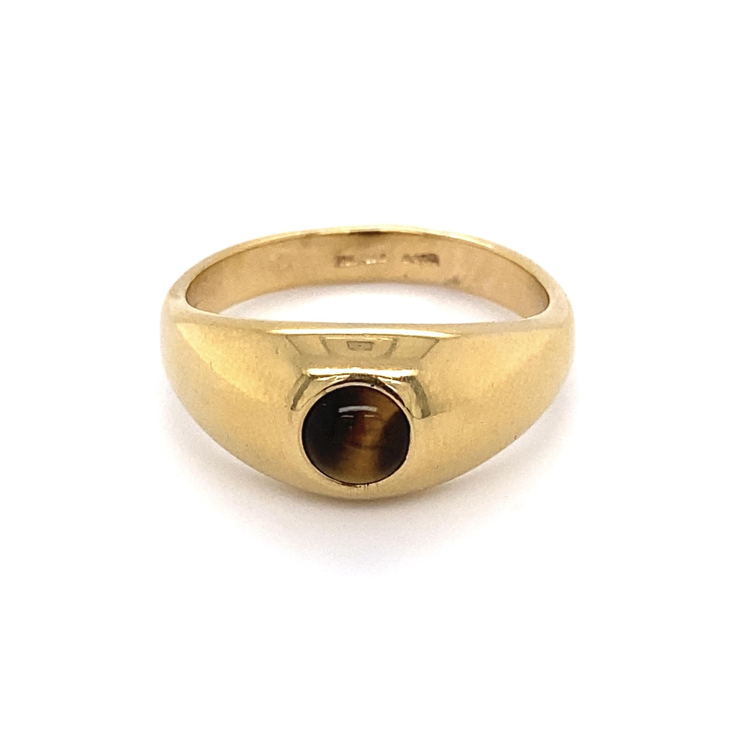 Fine Men’s Cabochon Tiger Eye Gold Band Signet Ring In Excellent Condition For Sale In Montreal, QC