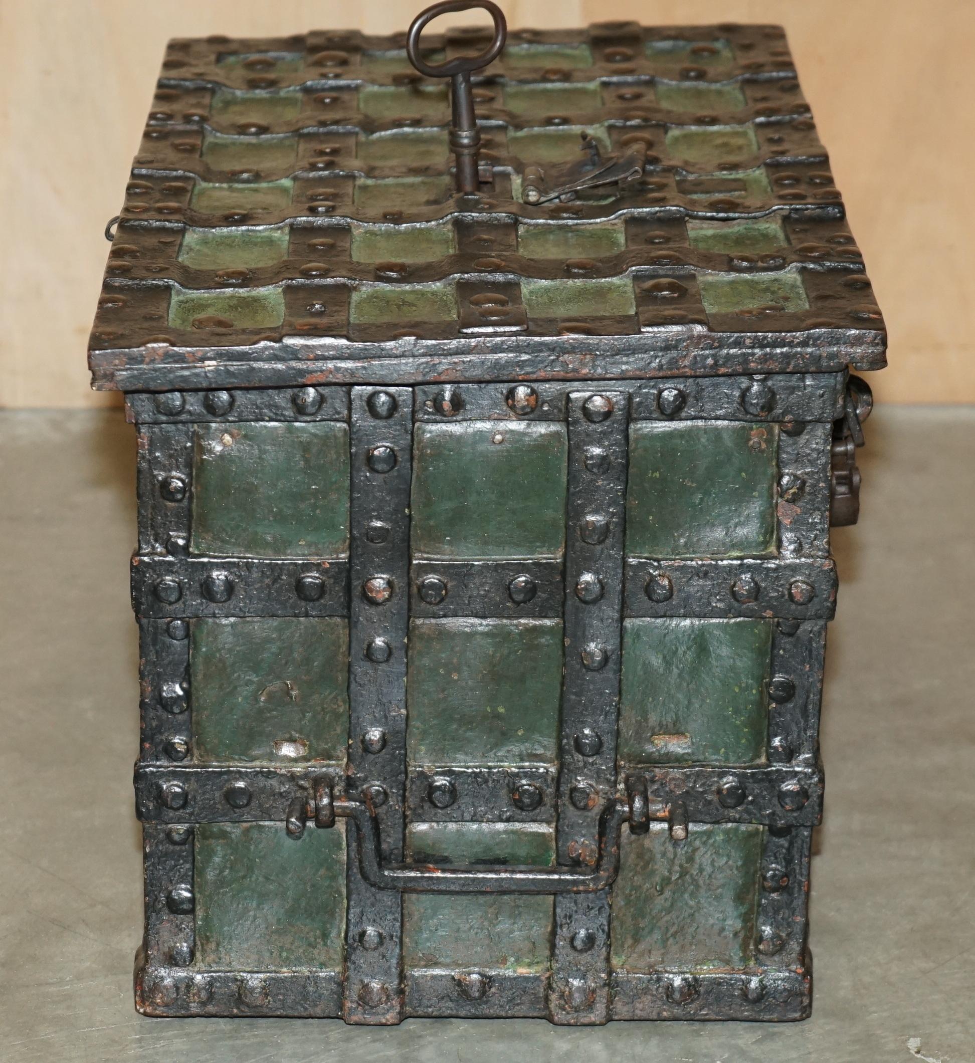 FINE MID 17TH CENTURY GERMAN WROUGHT IRON SAFE CHEST TRUNK WiTH ORIGINAL KEY For Sale 2