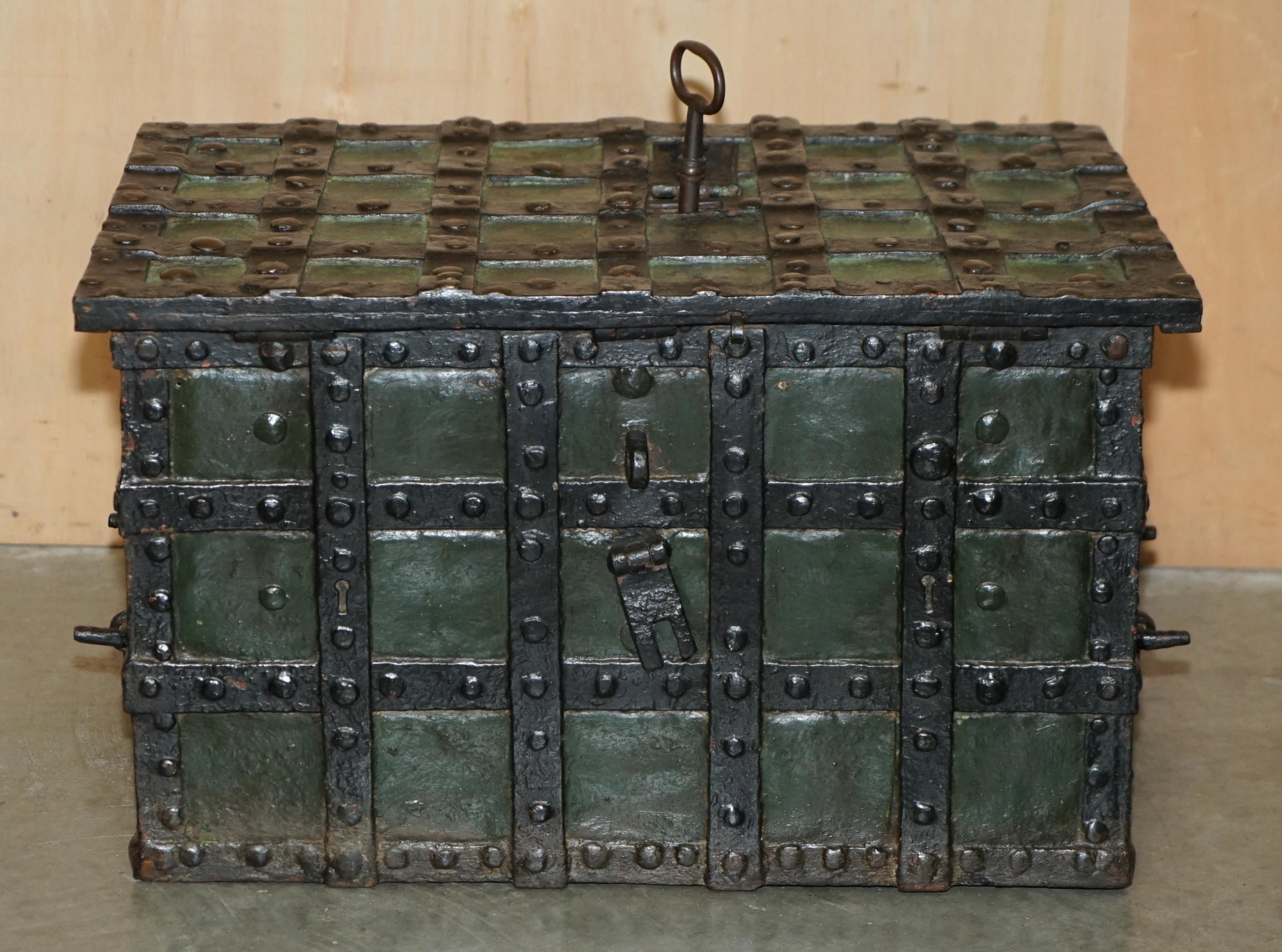 FINE MID 17TH CENTURY GERMAN WROUGHT IRON SAFE CHEST TRUNK WiTH ORIGINAL KEY For Sale 3
