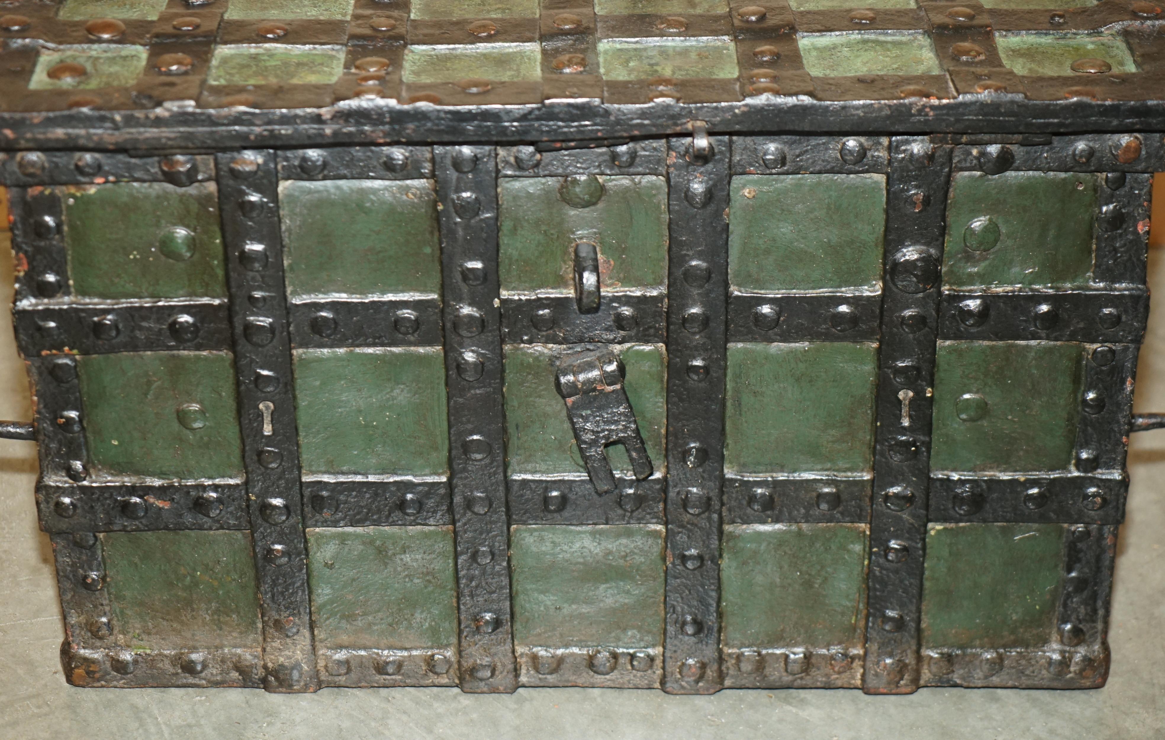 FINE MID 17TH CENTURY GERMAN WROUGHT IRON SAFE CHEST TRUNK WiTH ORIGINAL KEY For Sale 4