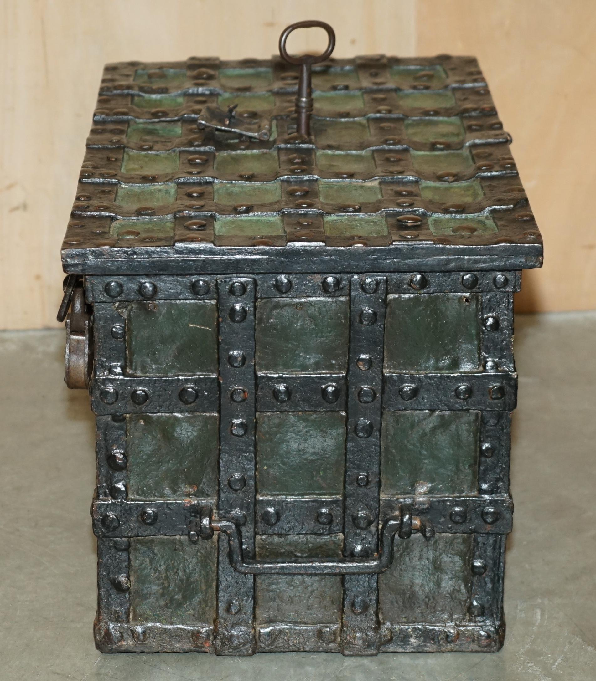 FINE MID 17TH CENTURY GERMAN WROUGHT IRON SAFE CHEST TRUNK WiTH ORIGINAL KEY For Sale 5