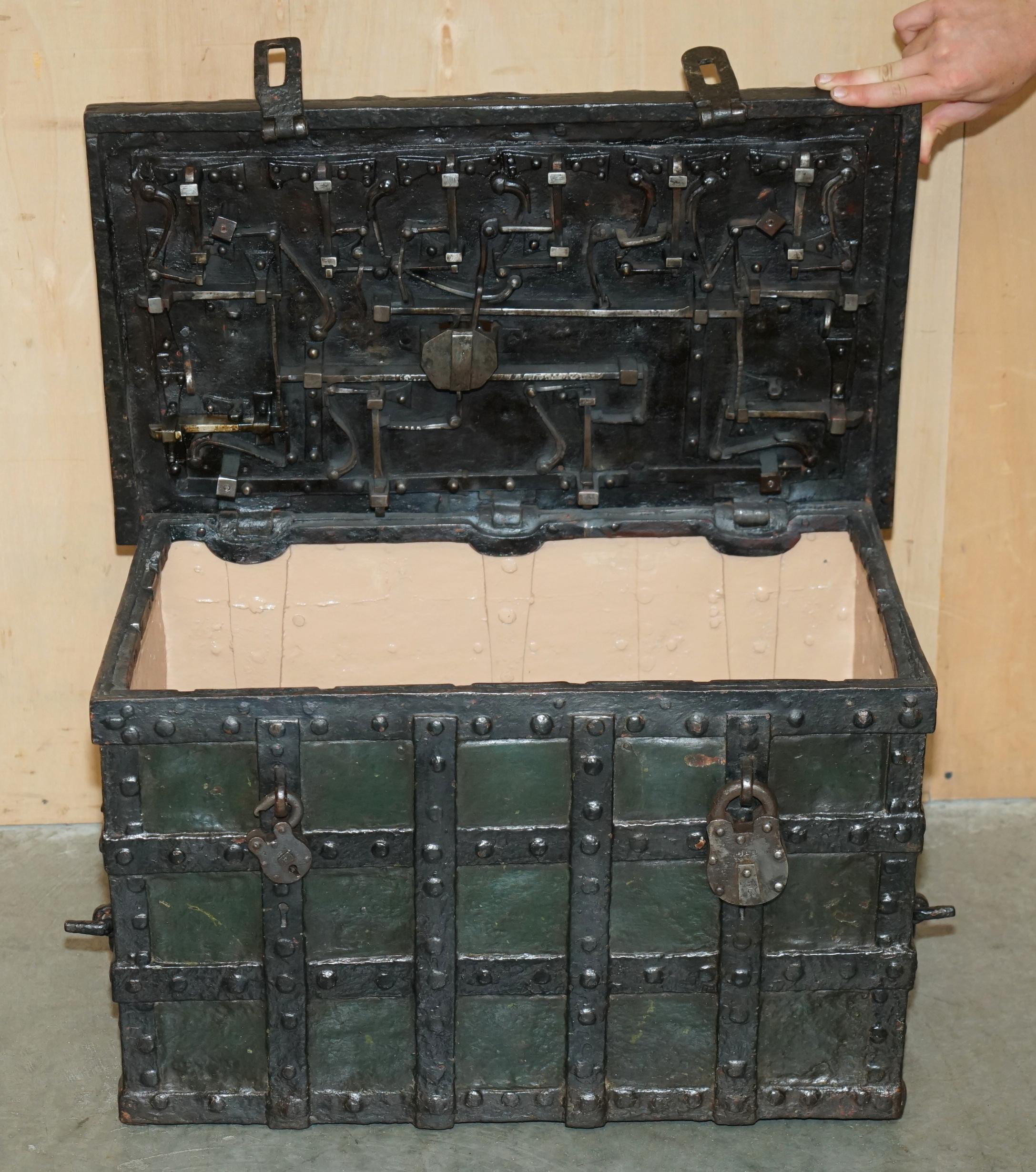 FINE MID 17TH CENTURY GERMAN WROUGHT IRON SAFE CHEST TRUNK WiTH ORIGINAL KEY For Sale 6