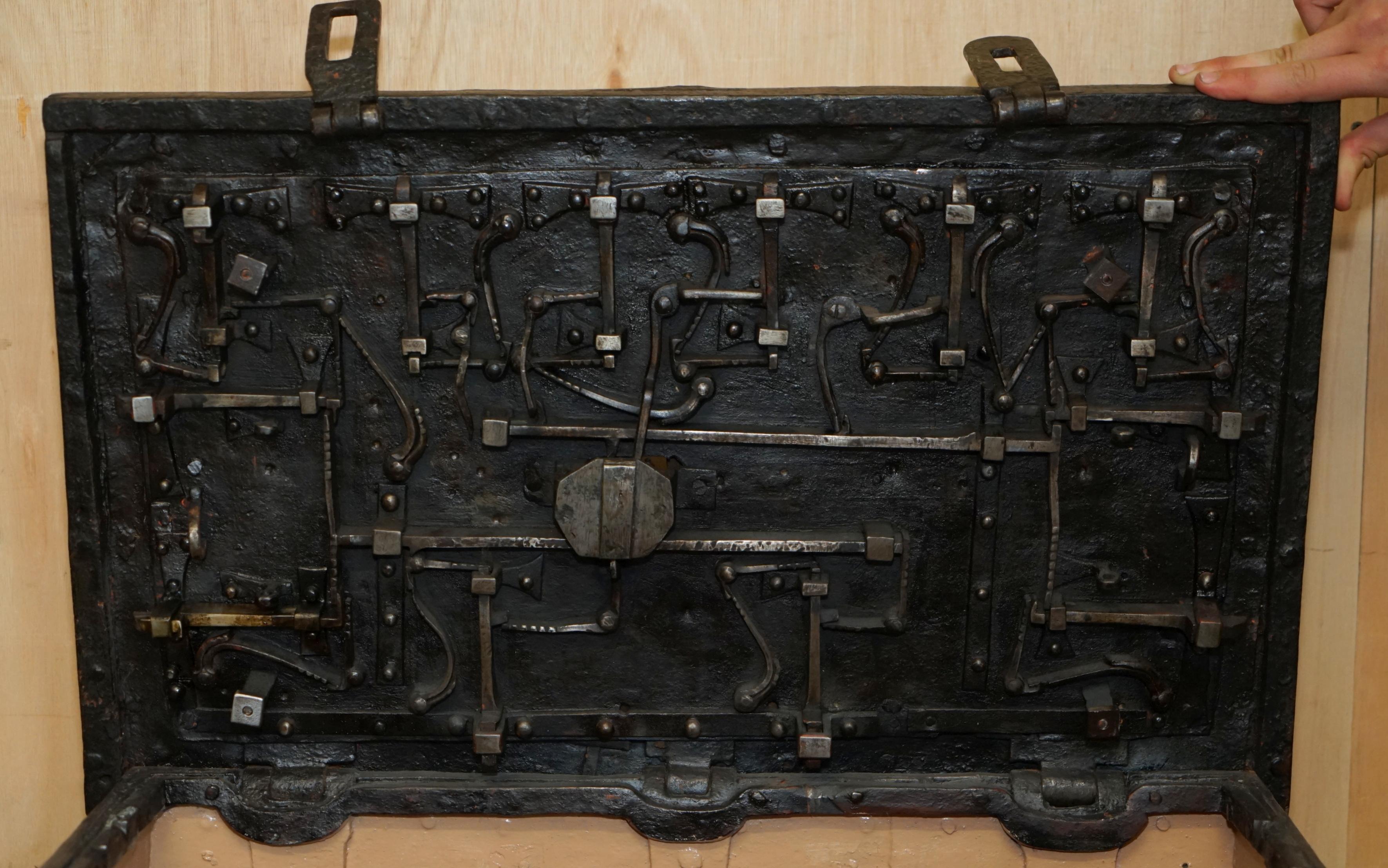 FINE MID 17TH CENTURY GERMAN WROUGHT IRON SAFE CHEST TRUNK WiTH ORIGINAL KEY For Sale 7