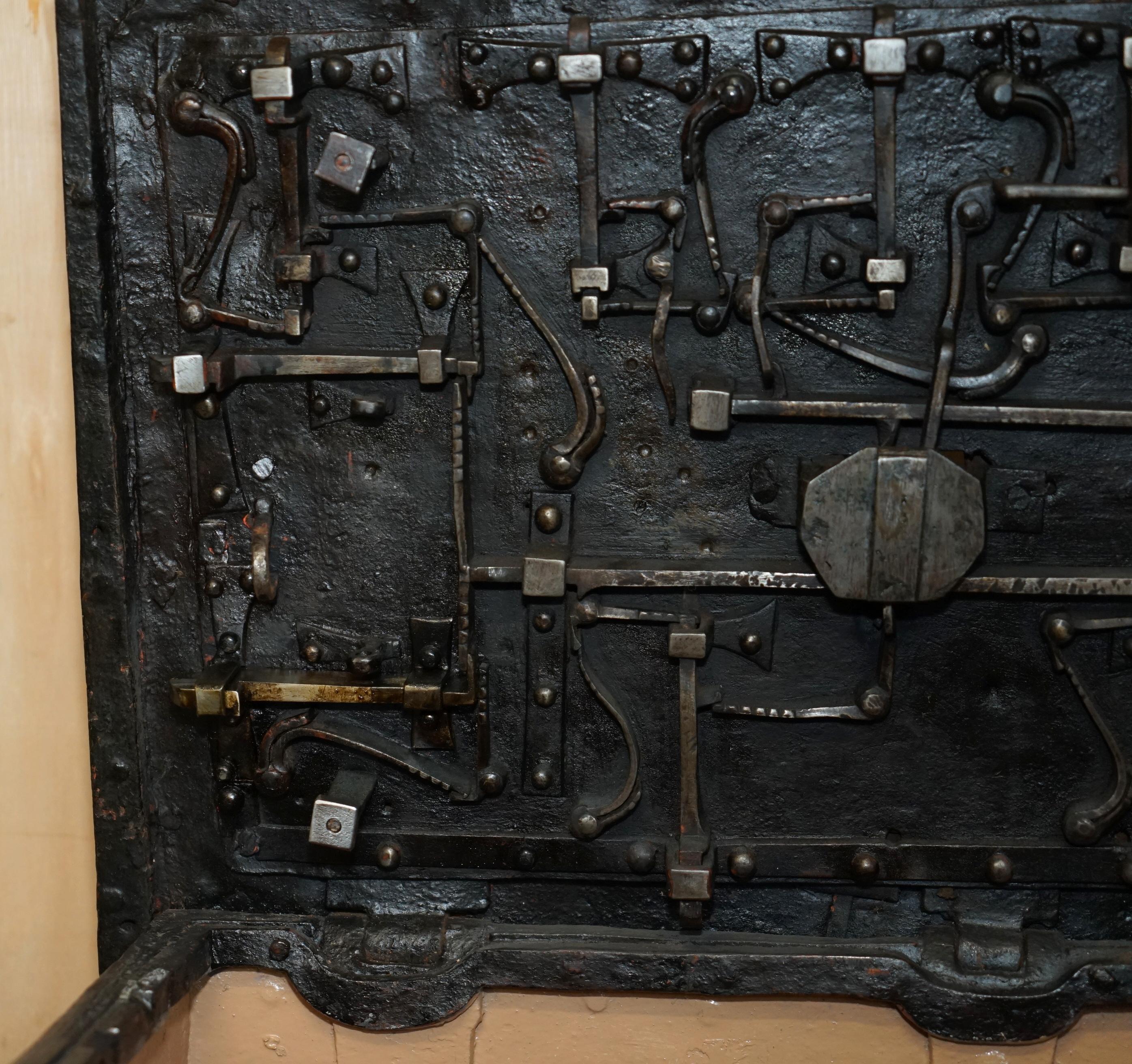 FINE MID 17TH CENTURY GERMAN WROUGHT IRON SAFE CHEST TRUNK WiTH ORIGINAL KEY For Sale 8