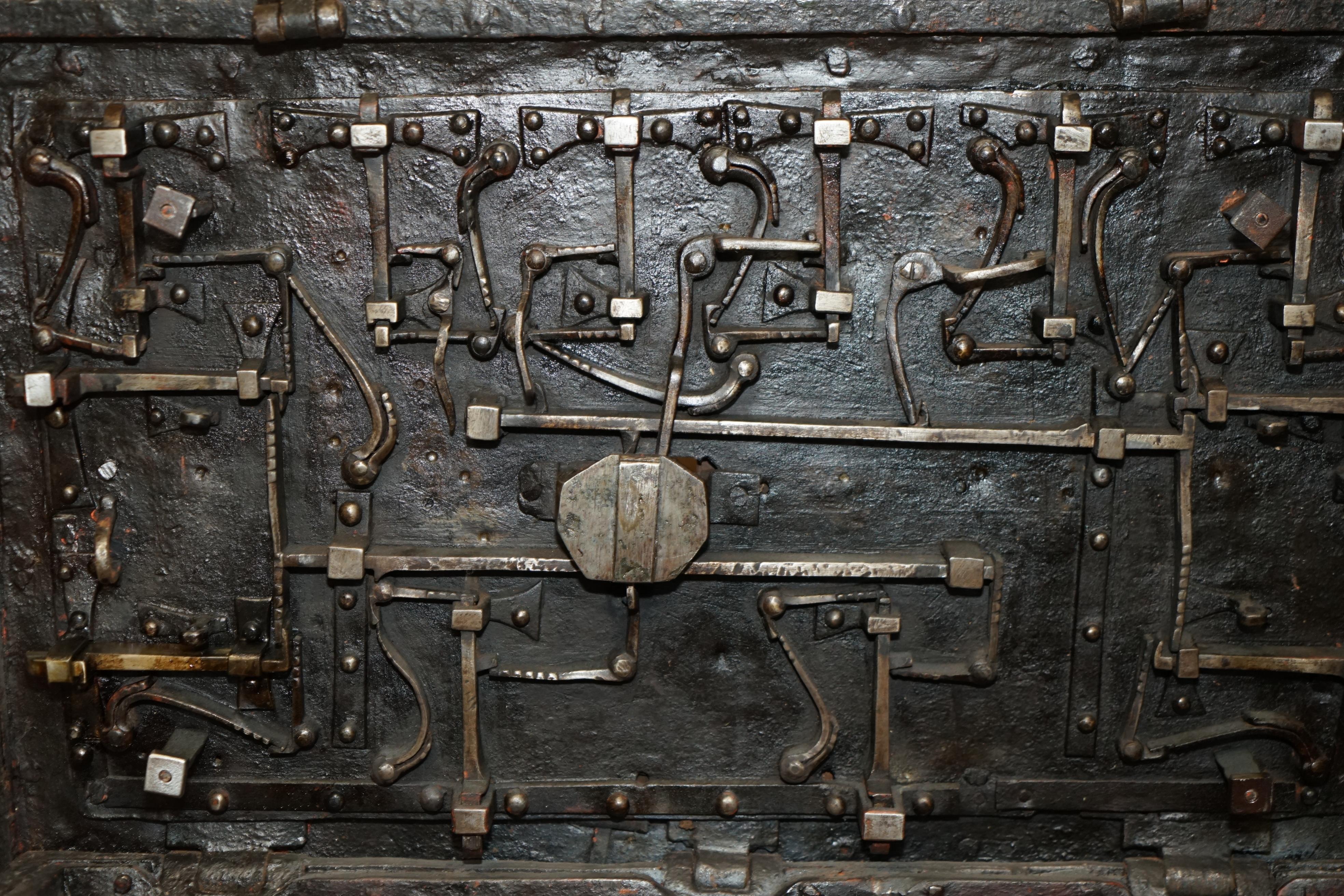 FINE MID 17TH CENTURY GERMAN WROUGHT IRON SAFE CHEST TRUNK WiTH ORIGINAL KEY For Sale 9