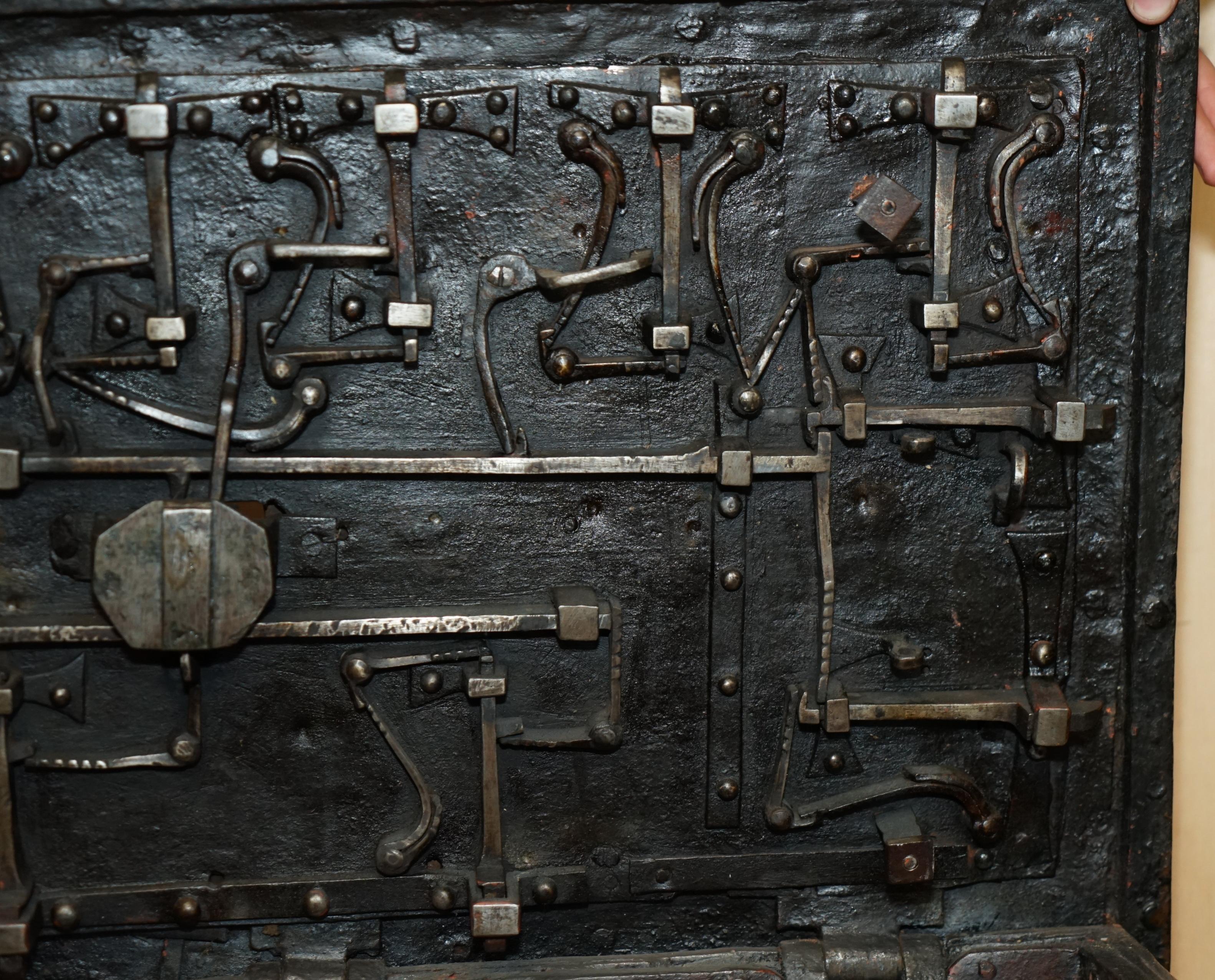 FINE MID 17TH CENTURY GERMAN WROUGHT IRON SAFE CHEST TRUNK WiTH ORIGINAL KEY For Sale 10