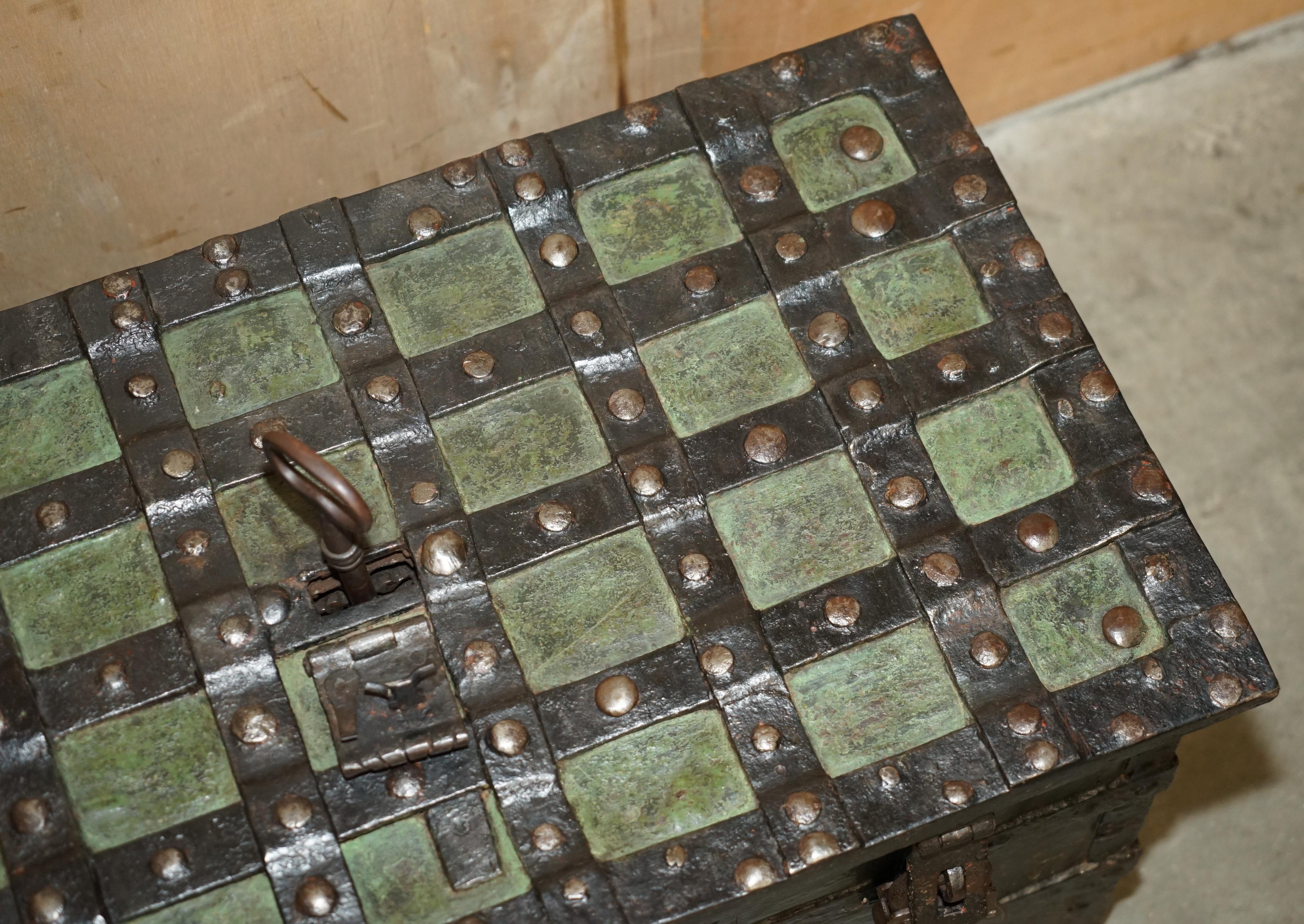 FINE MID 17TH CENTURY GERMAN WROUGHT IRON SAFE CHEST TRUNK WiTH ORIGINAL KEY In Good Condition For Sale In West Sussex, Pulborough