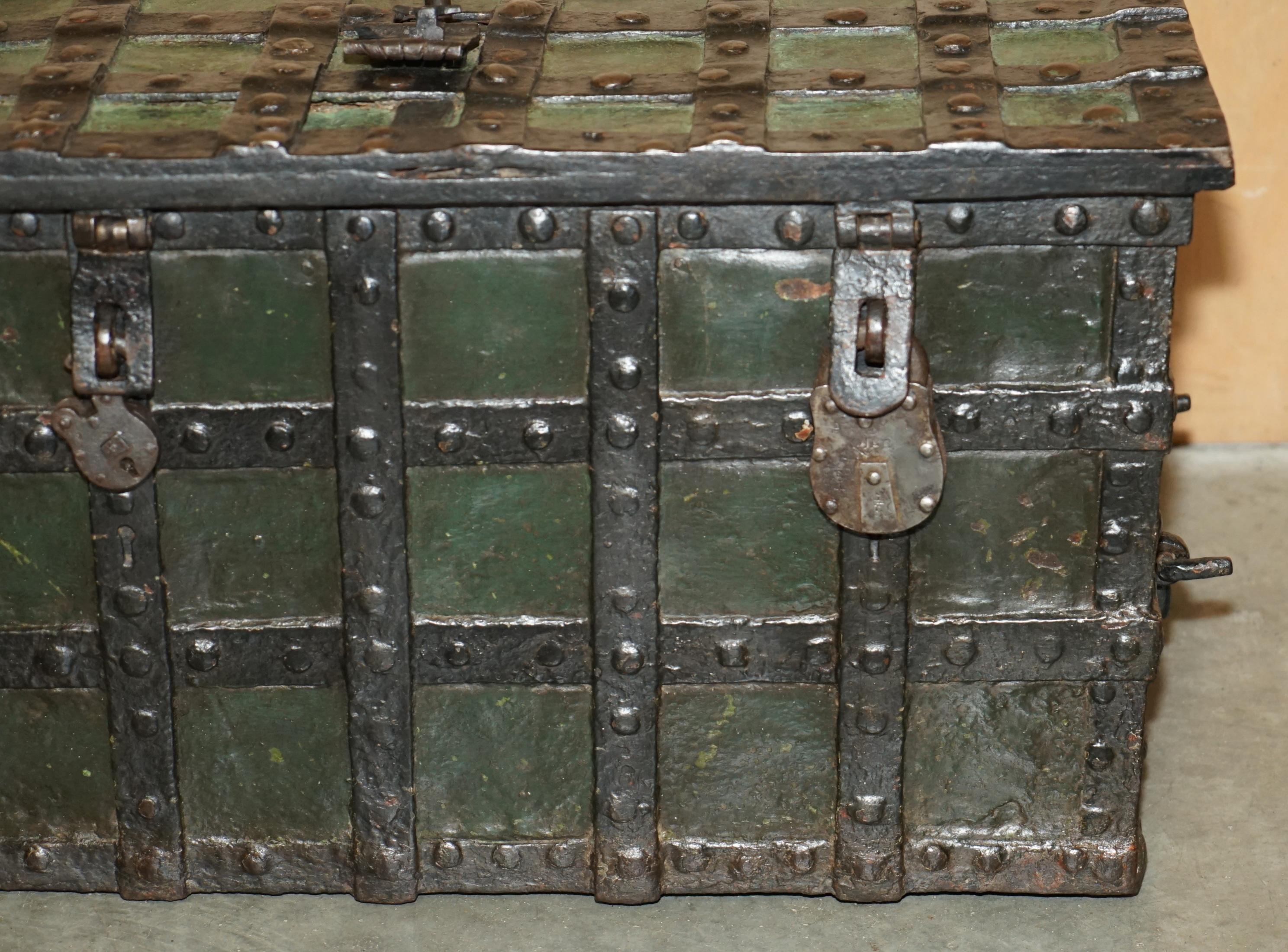FINE MID 17TH CENTURY GERMAN WROUGHT IRON SAFE CHEST TRUNK WiTH ORIGINAL KEY For Sale 1