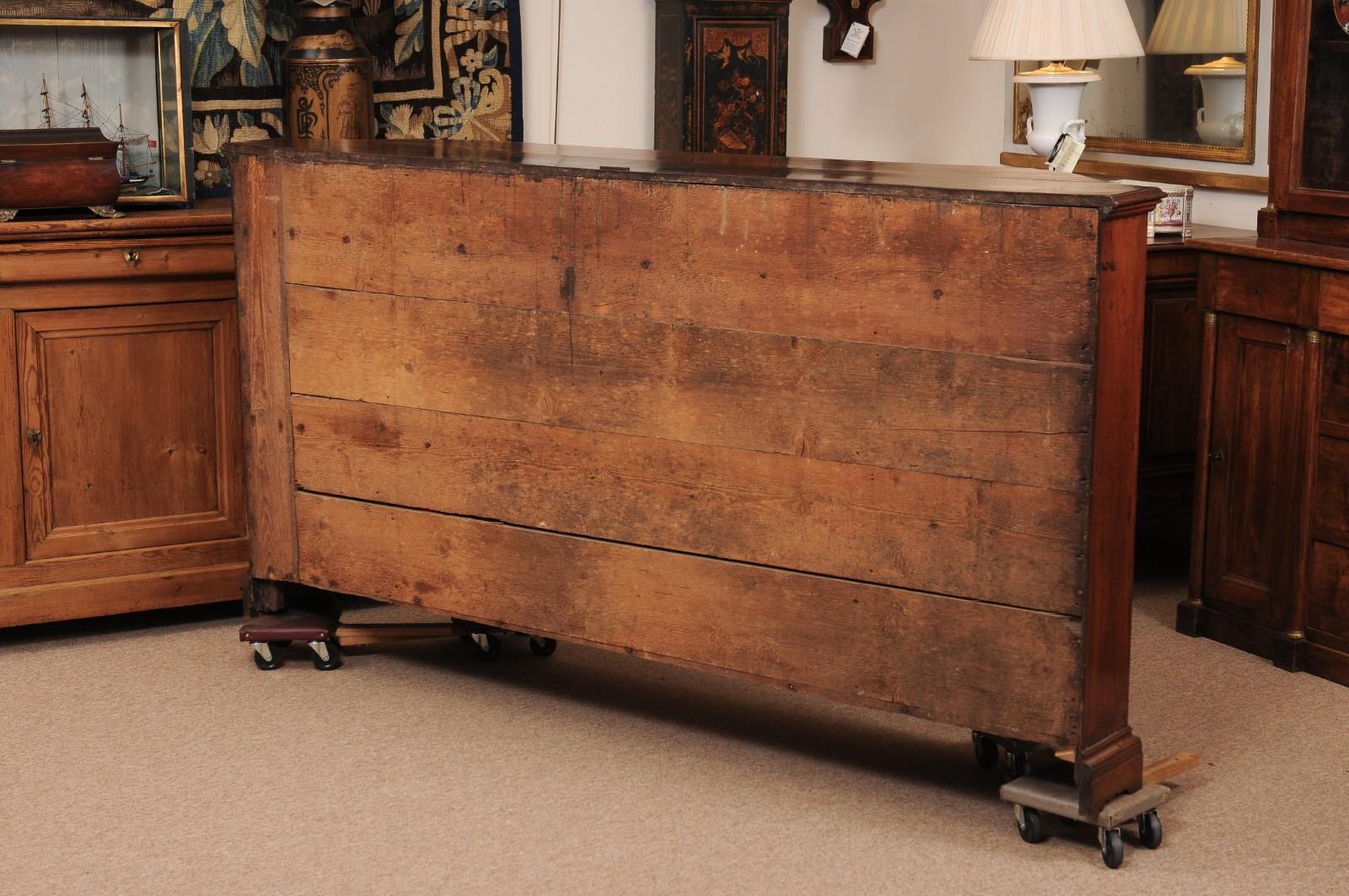 Credenza in legno di noce della metà del XVIII secolo con 4 cassetti e 4 ante in vendita 4