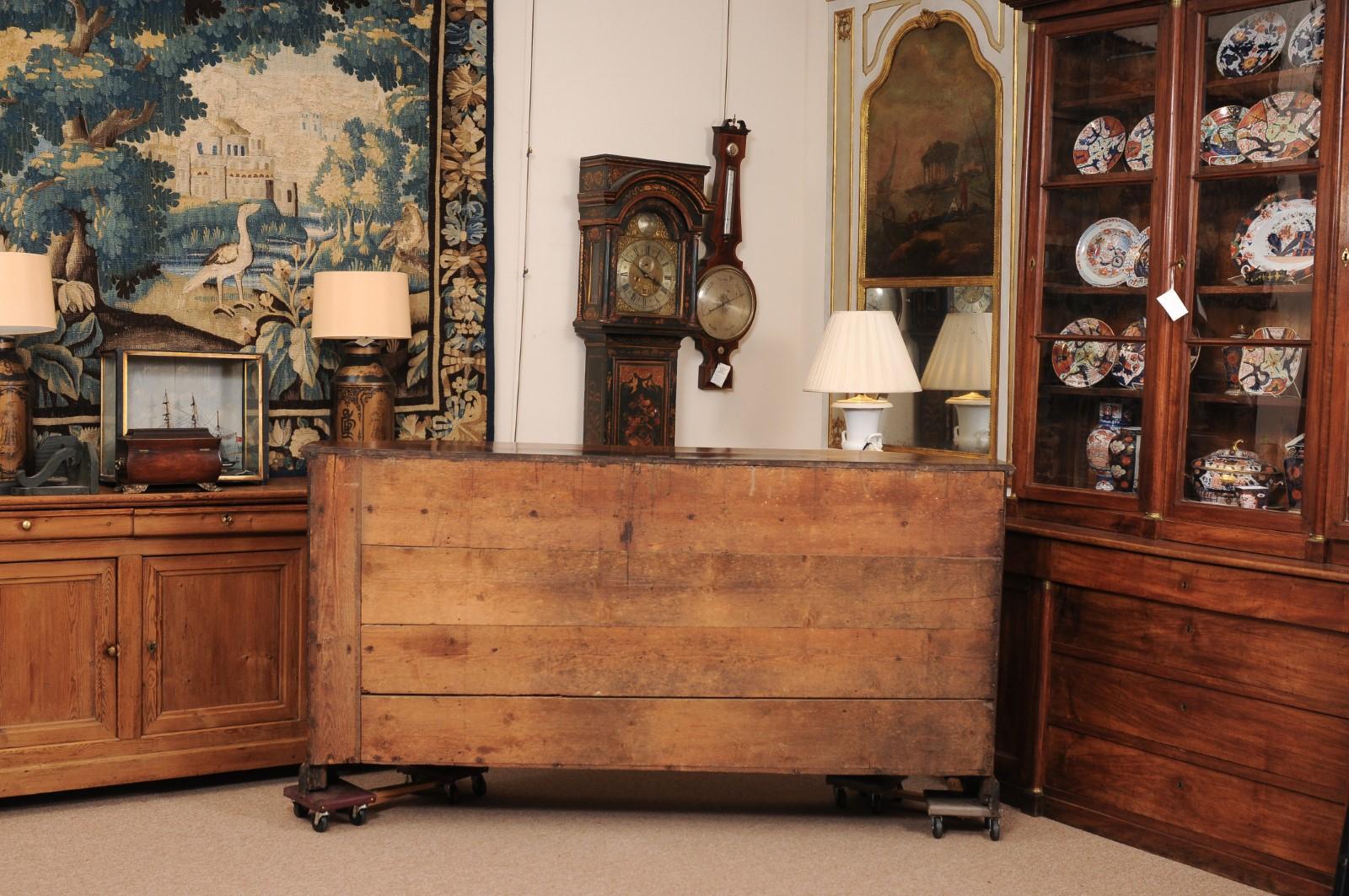 Credenza in legno di noce della metà del XVIII secolo con 4 cassetti e 4 ante in vendita 5